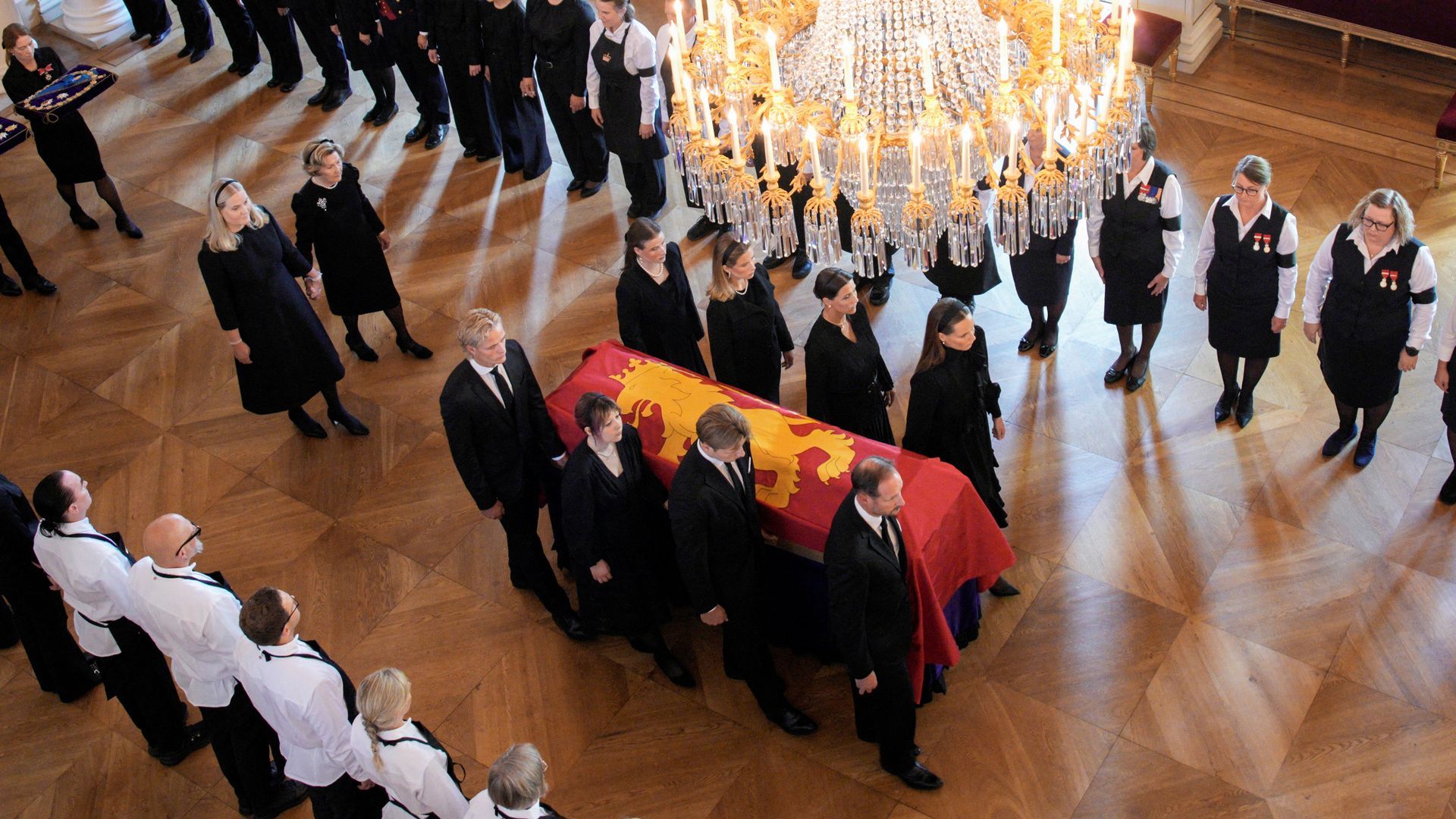 La familia real de Noruega cargando el féretro del rey Harald