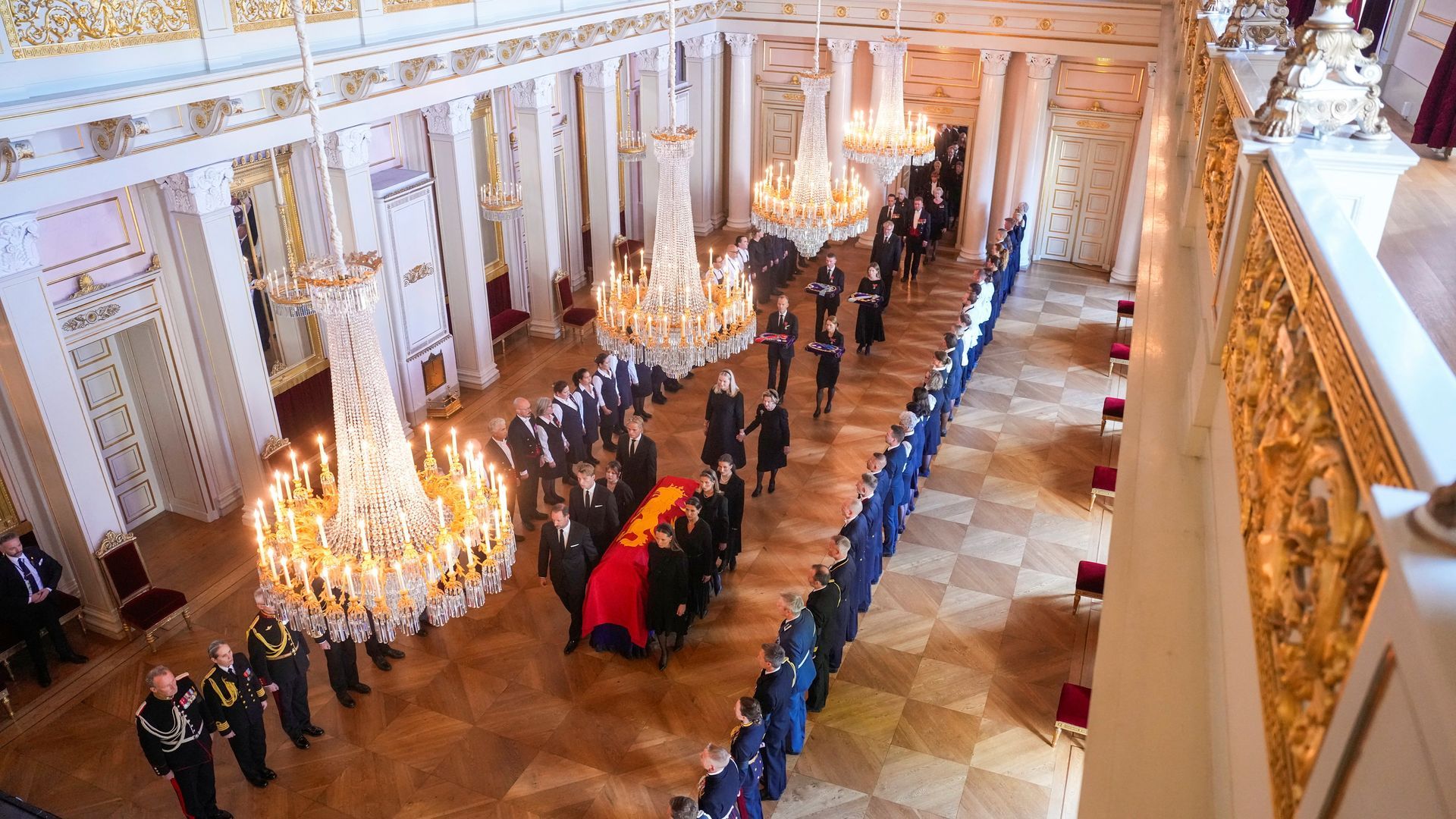 La familia real de Noruega y Marius cargando el féretro del rey Harald
