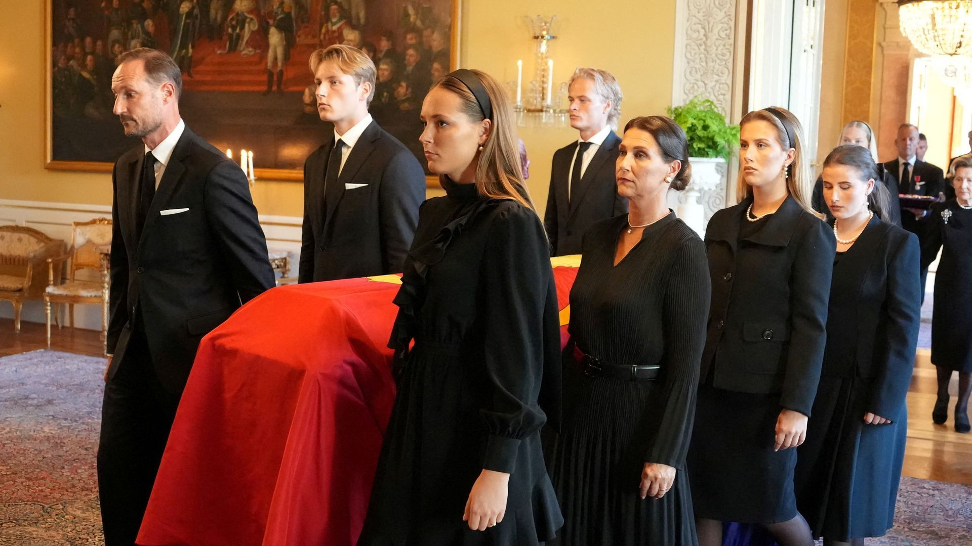 La familia real de Noruega y Marius cargando el féretro del rey Harald