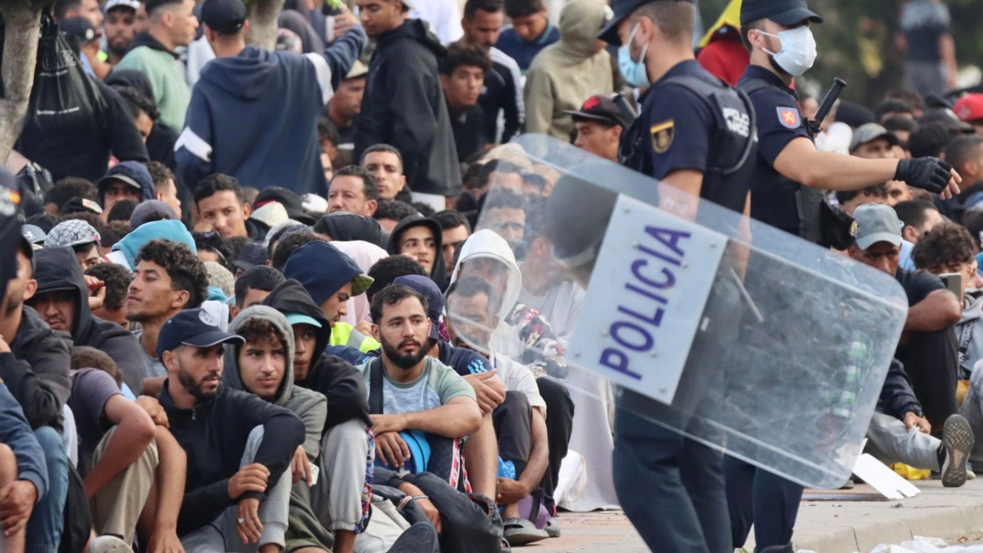 La Policía Nacional ha cargado contra grupos de migrantes en Loma Colmenar La Policía Nacional ha cargado contra grupos de migrantes en Loma Colmenar