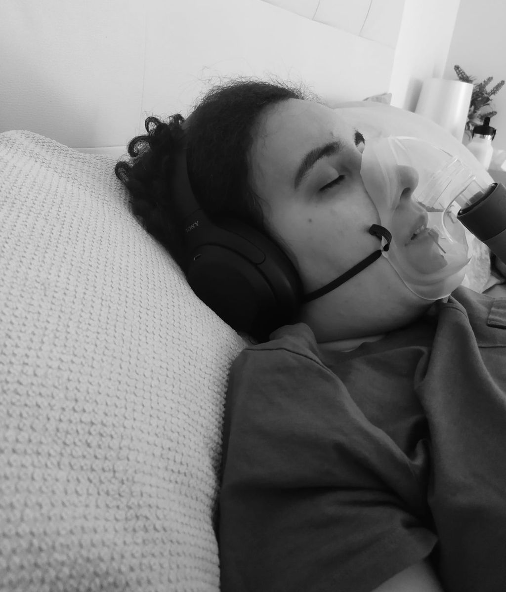 Laura lleva años postrada en una cama debido a su EM muy grave