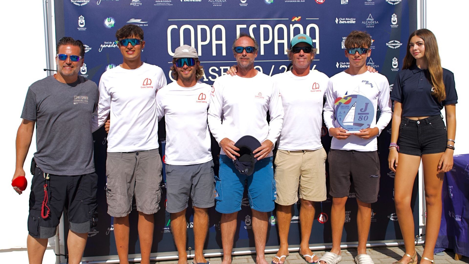 Los campeones posaron tras lograr el título Los campeones posaron tras lograr el título