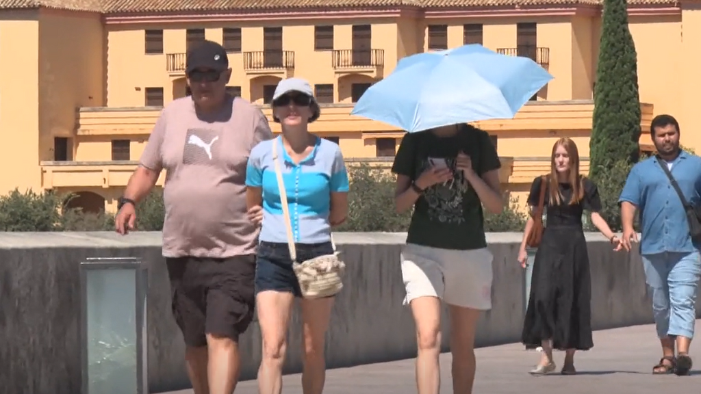 Los paraguas, los nuevos aliados de los españoles en verano: el nuevo método de supervivencia para el calor