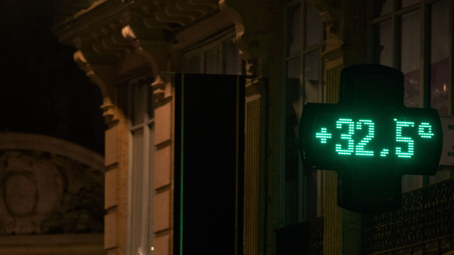Termómetro que supera los 32ºC en una noche de verano. Termómetro que supera los 32ºC en una noche de verano.