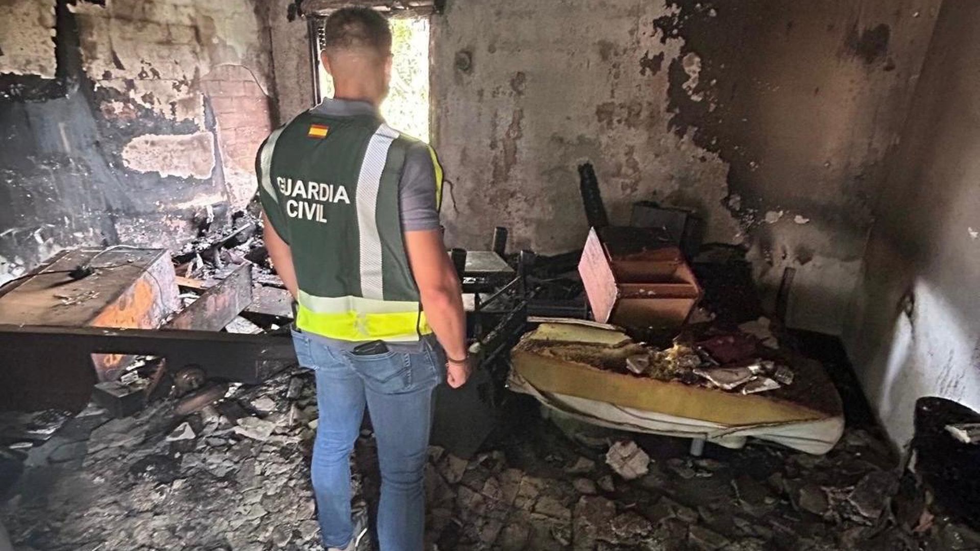 Un Guardia Civil en el interior de la vivienda calcinada Un Guardia Civil en el interior de la vivienda calcinada