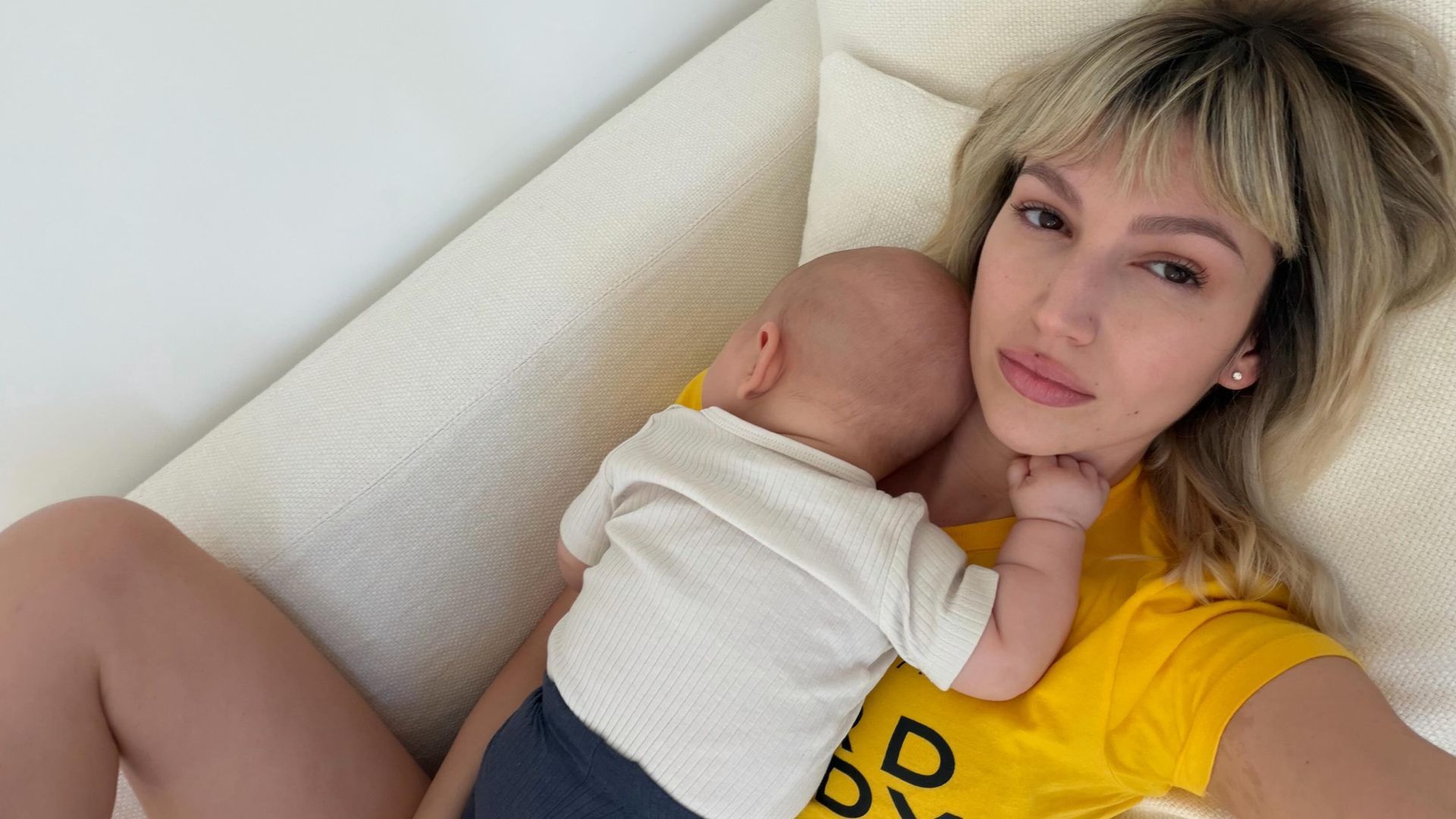 Úrsula Corberó, con su hijo Dante
