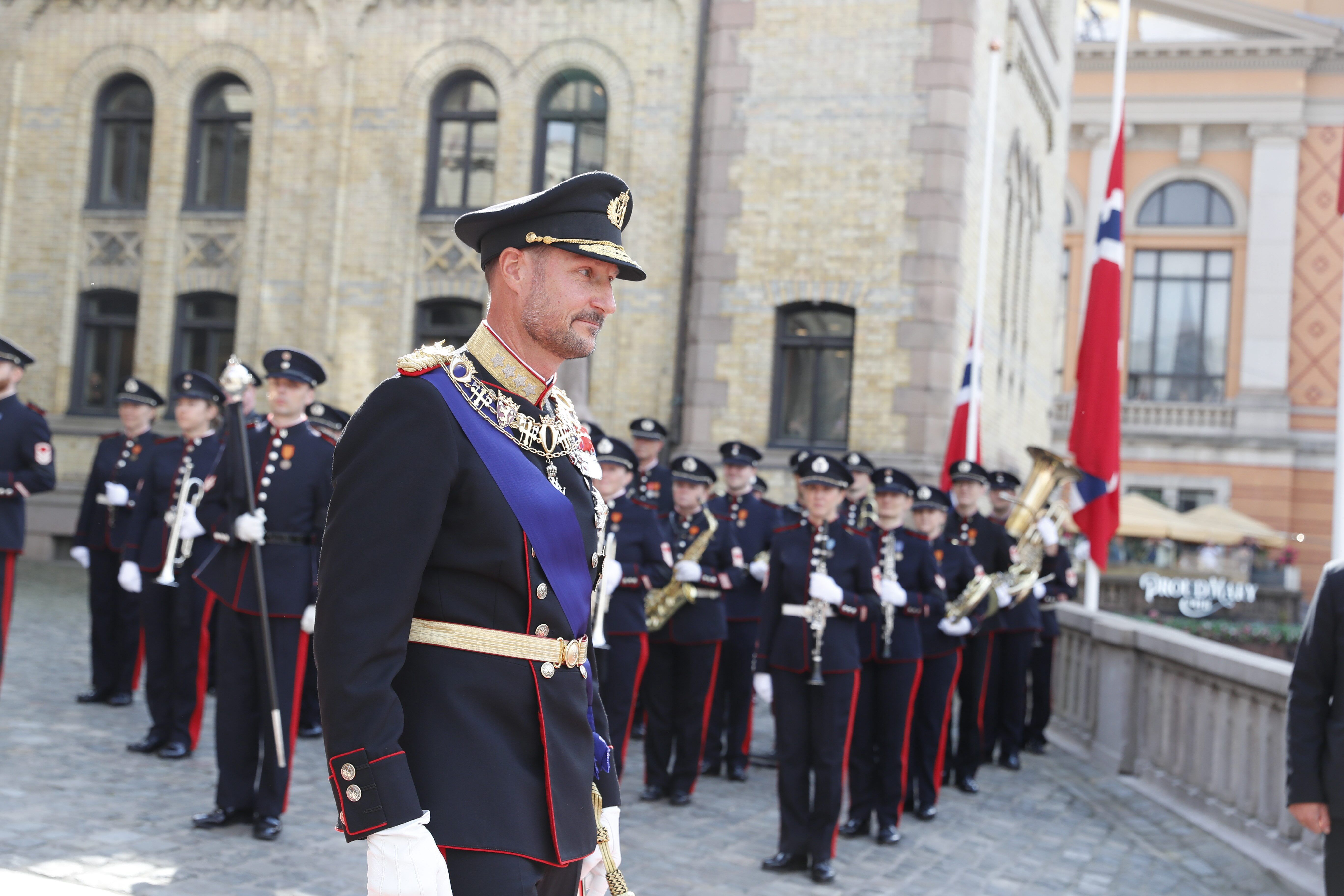 El rey Haakon VIII a su llegada al Parlamento para jurar como nuevo rey