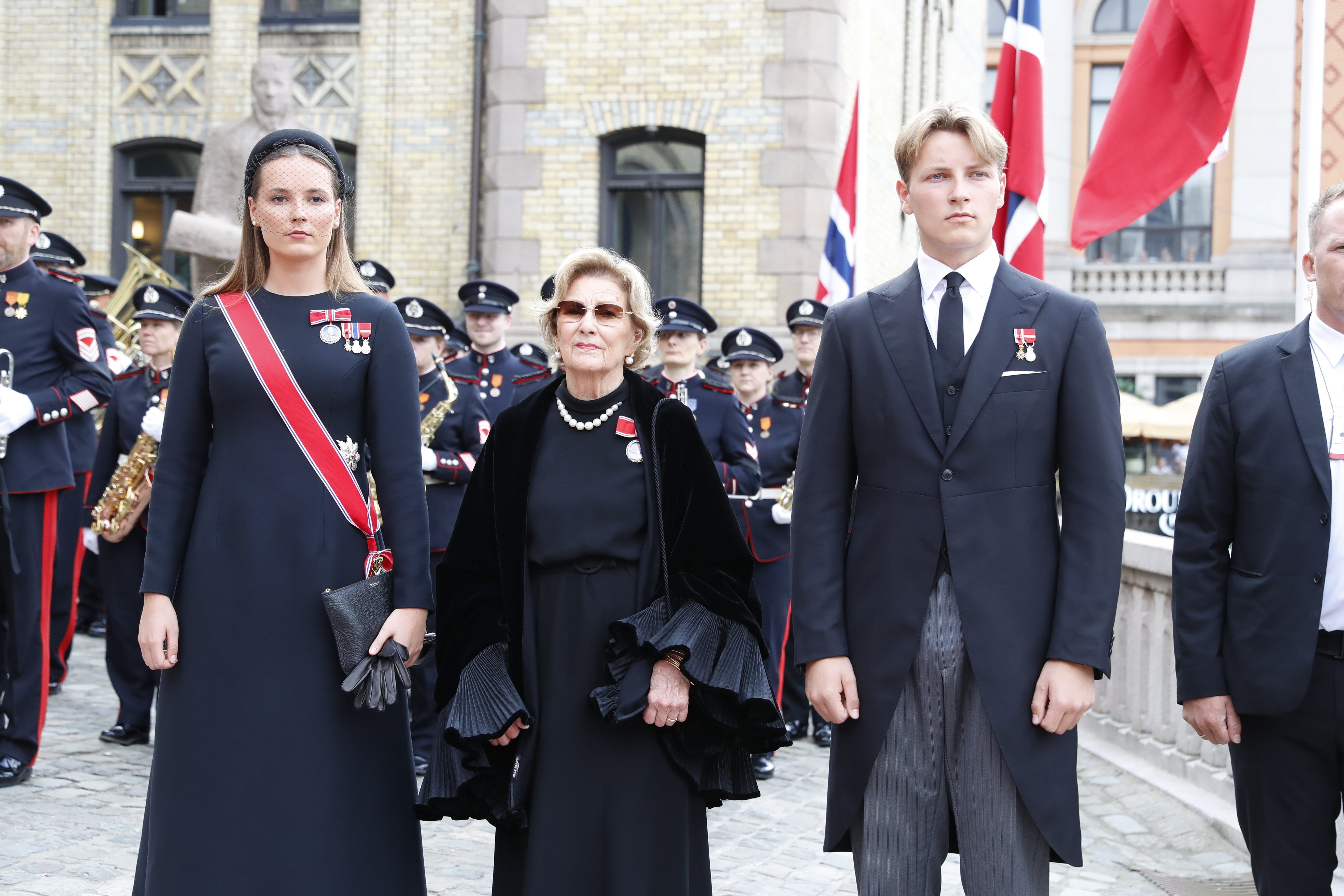 La princesa heredera Ingrid de Noruega, su abuela, la reina Sonia, y su hermano, el príncipe Sverre Magnus
