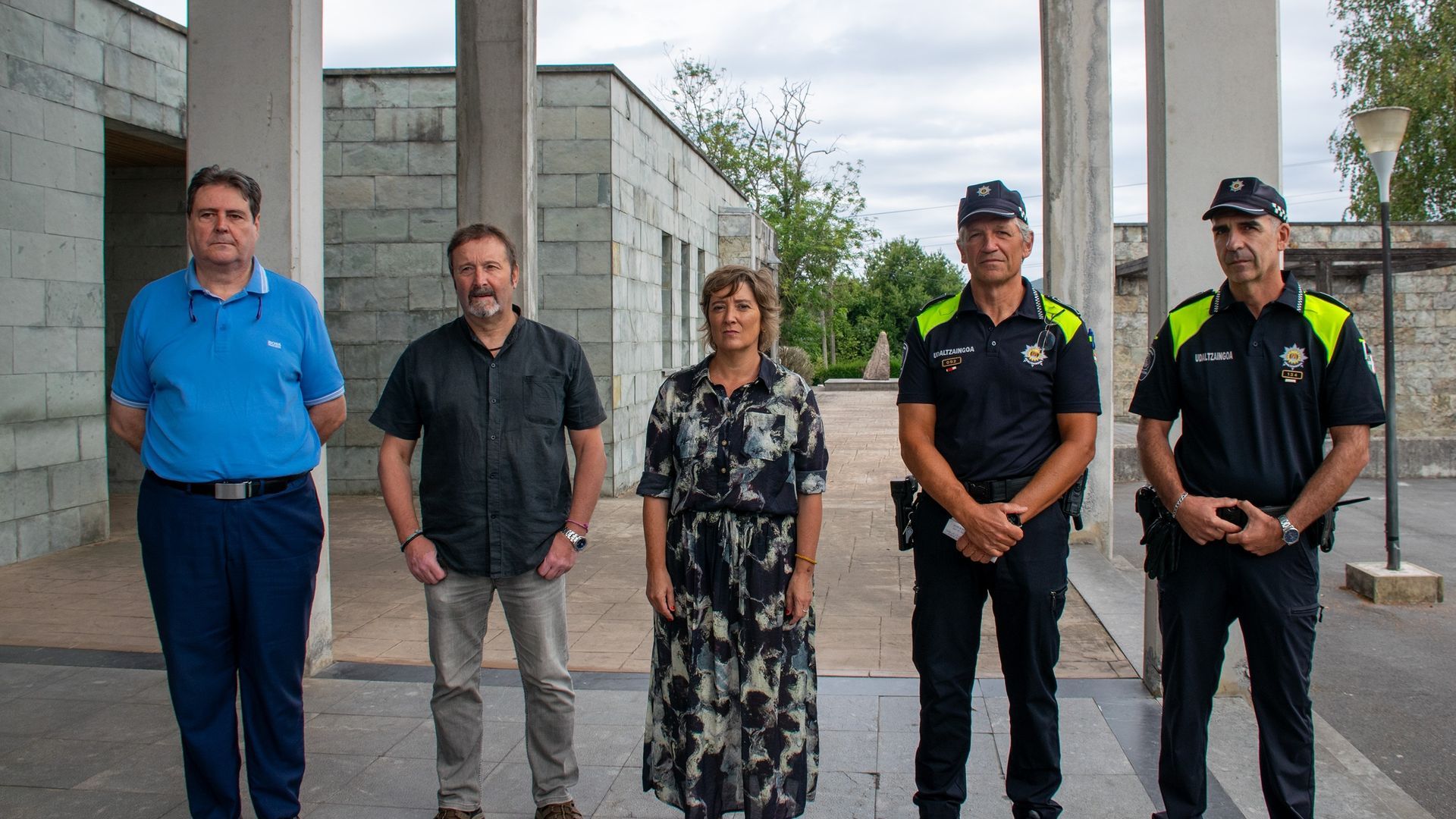 Alcaldesa de Errenteria en el cementerio de la localidad