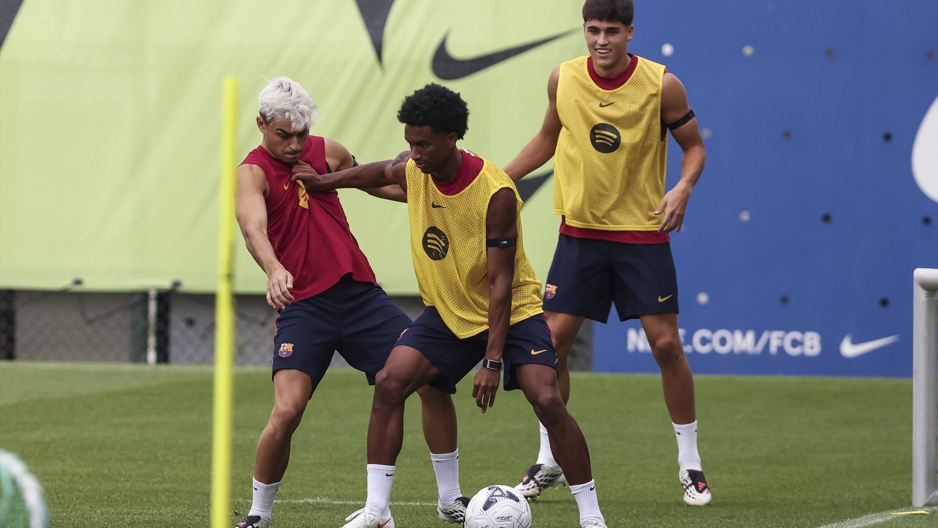 Alejandro Balde protege el balón ante Pedri y Cubarsí con el FC Barcelona Alejandro Balde protege el balón ante Pedri y Cubarsí con el FC Barcelona
