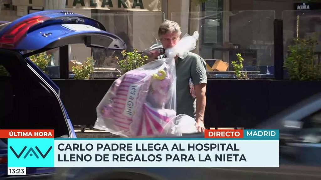 Carlo Costanzia llega al hospital cargado de regalos para su nieta: “Todavía no le he sacado parecido, pero es muy guapa”