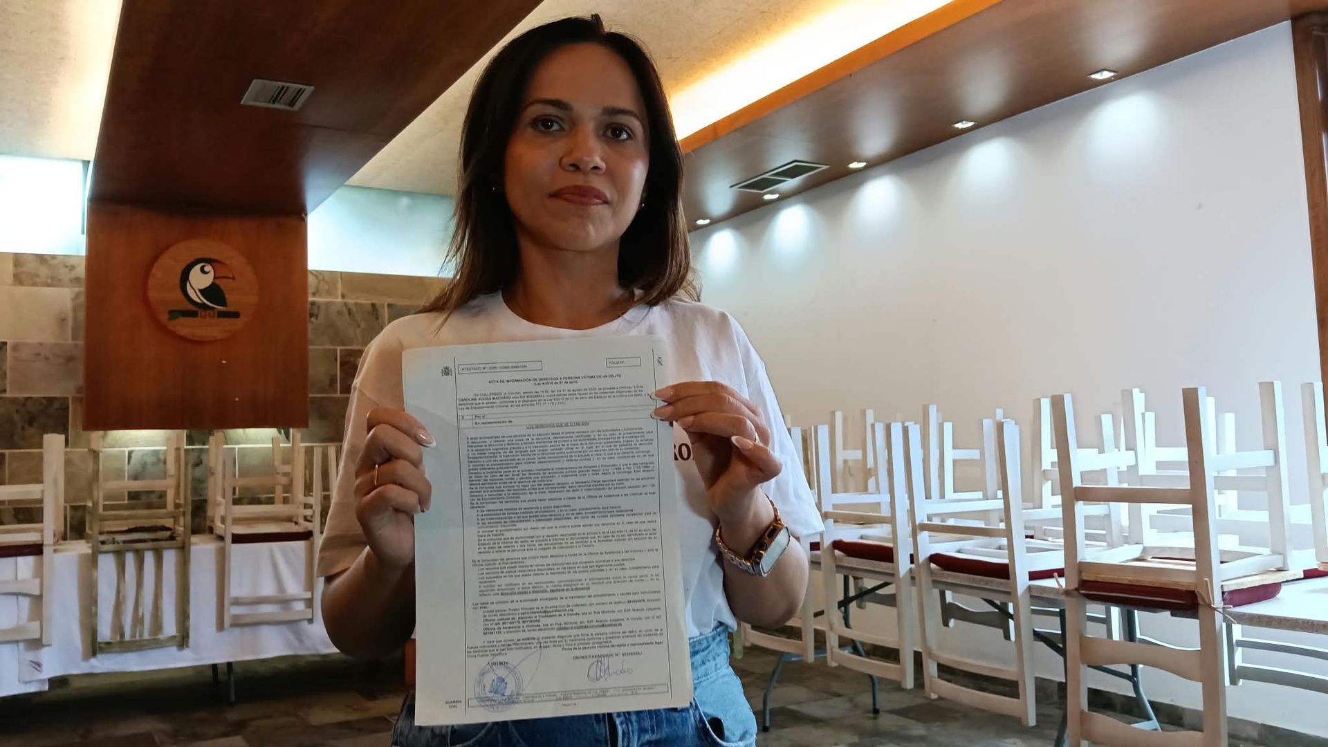 Carol Sao Luis, la propietaria del restaurante Tropicaña, muestra la denuncia que puso tras los hechos Carol Sao Luis, la propietaria del restaurante Tropicaña, muestra la denuncia que puso tras los hechos