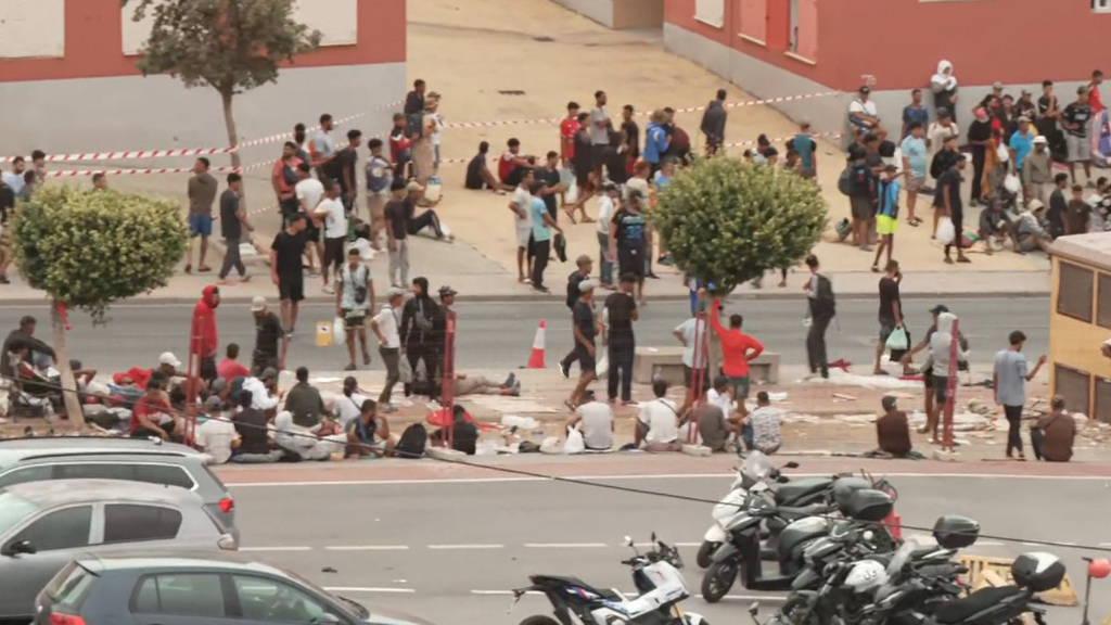 Ceuta, desbordada y saturada: cientos de migrantes hacen cola con la esperanza de entrar en los centros habilitados por el Gobierno