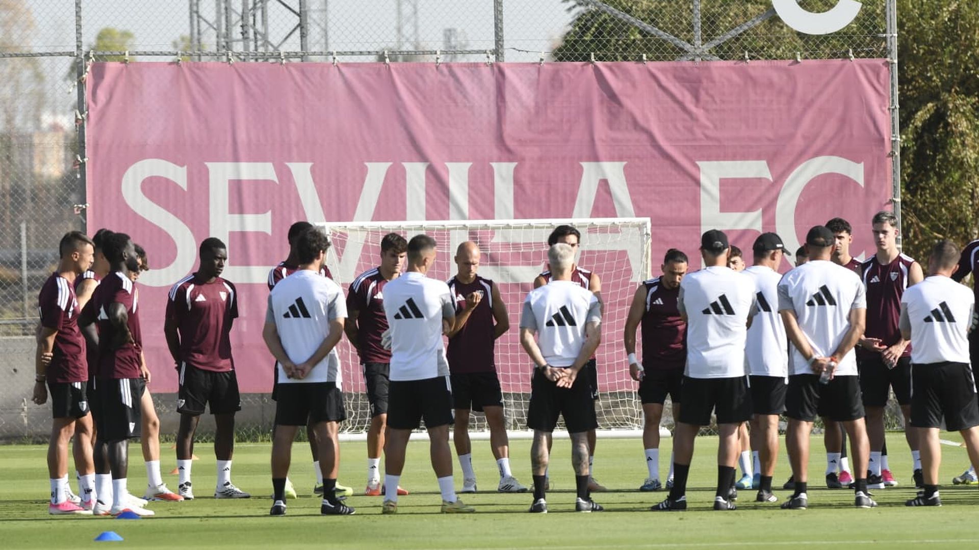 Charla de Luis García Plaza en el entrenamiento del Sevilla en el 'deadline day'