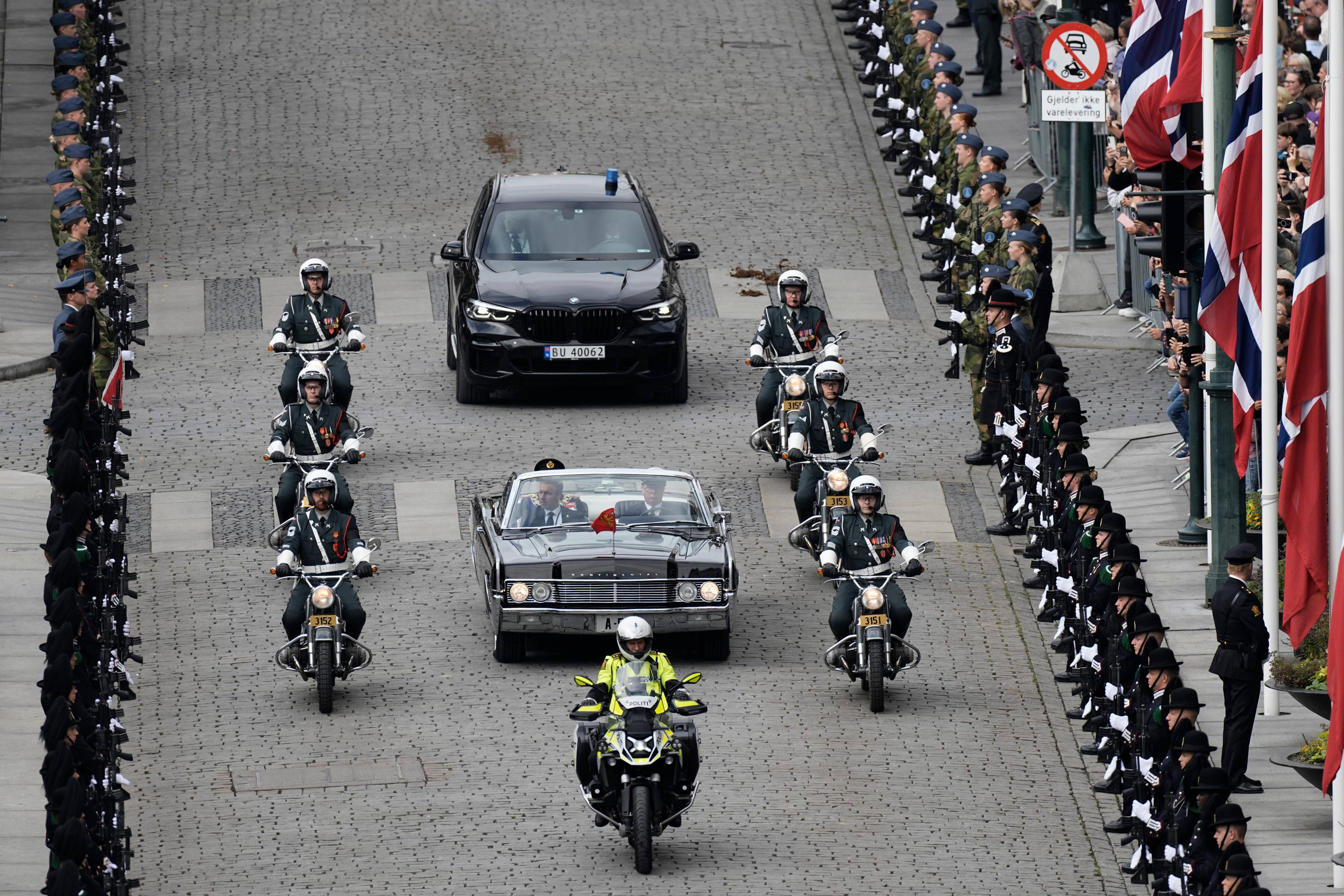 Haakon VIII ha llegado al Parlamento en un Lincoln Continental descapotable de 1966