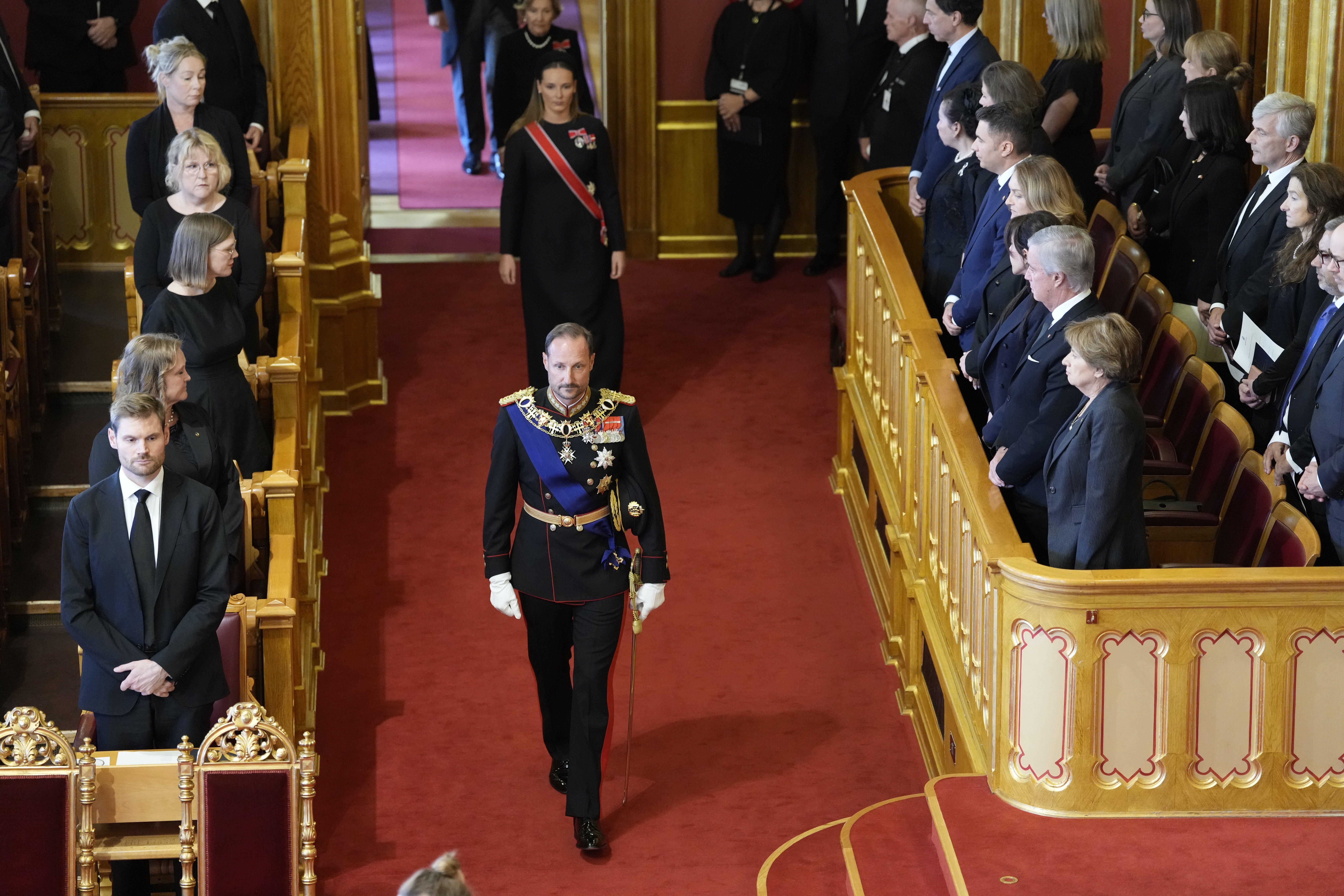 El rey Haakon VIII entrando al Parlamento seguido por su hija, la princesa heredera
