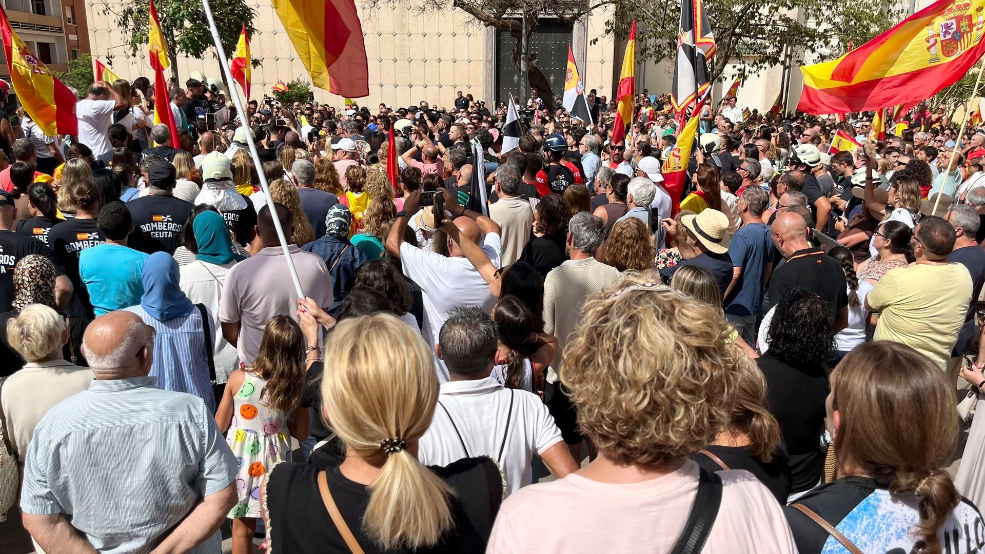 Decenas de ceutíes protestan en la calle contra espacios de acogida cercanos a viviendas: "Ceuta española siempre" Decenas de ceutíes protestan en la calle contra espacios de acogida cercanos a viviendas: "Ceuta española siempre"