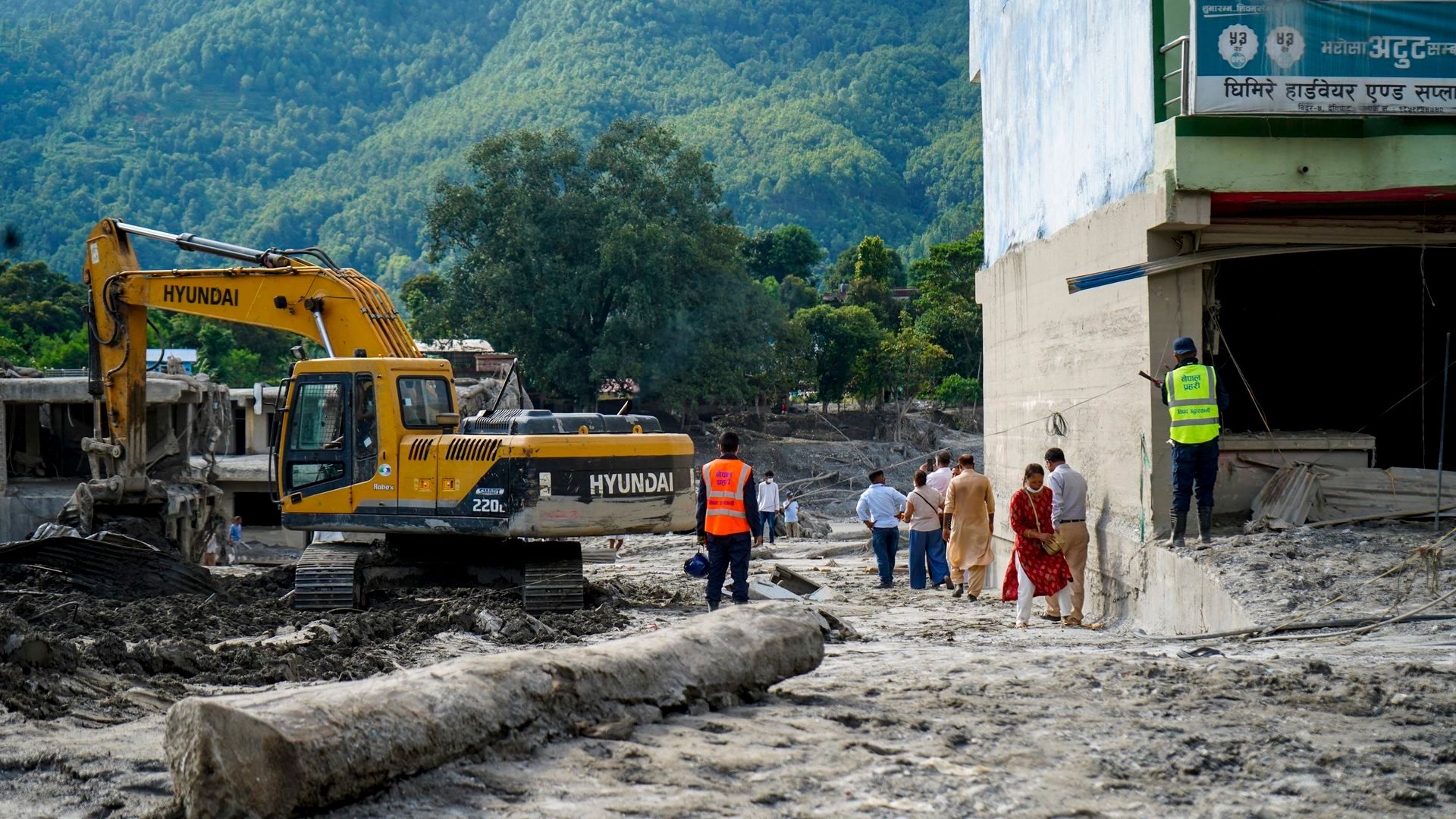 Dos españoles siguen desaparecidos tras la riada en Nepal Dos españoles siguen desaparecidos tras la riada en Nepal