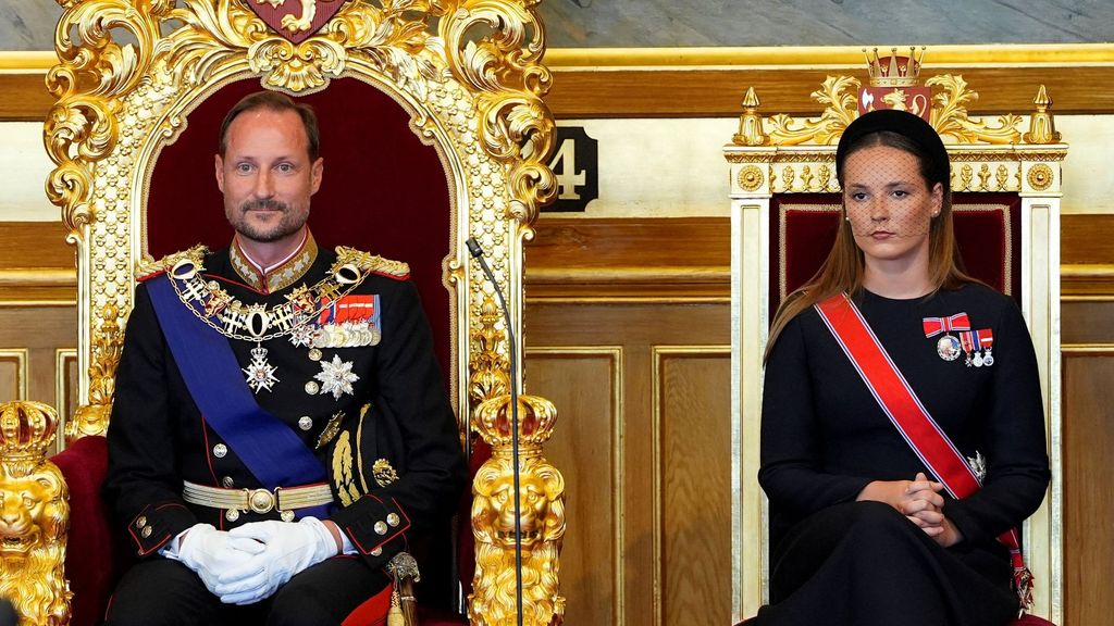 El protocolo de vestuario de la familia real noruega en el juramento de Haakon como rey: hasta cuándo deben ir de negro