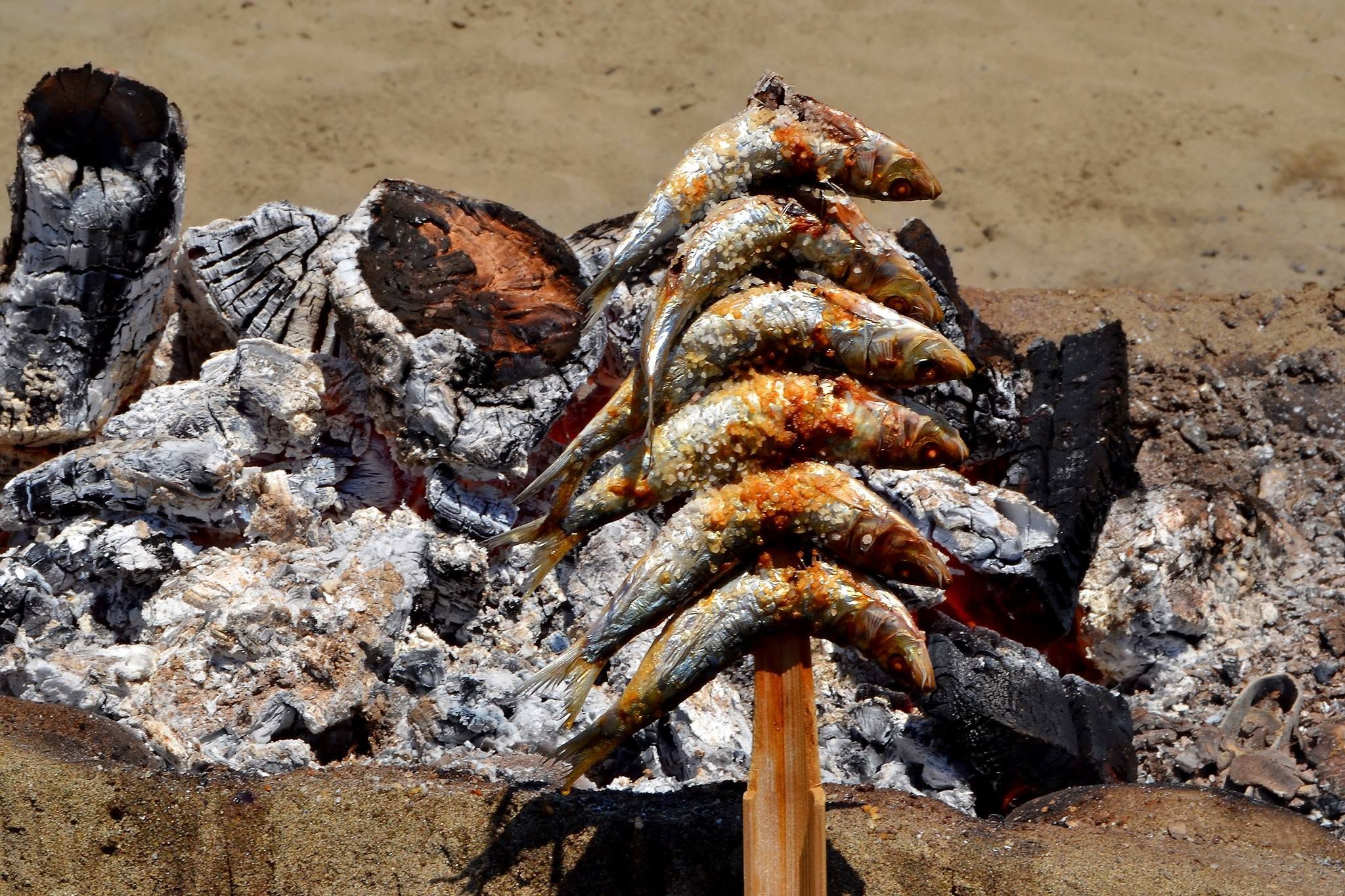 Espetos asándose en una playa de Estepona