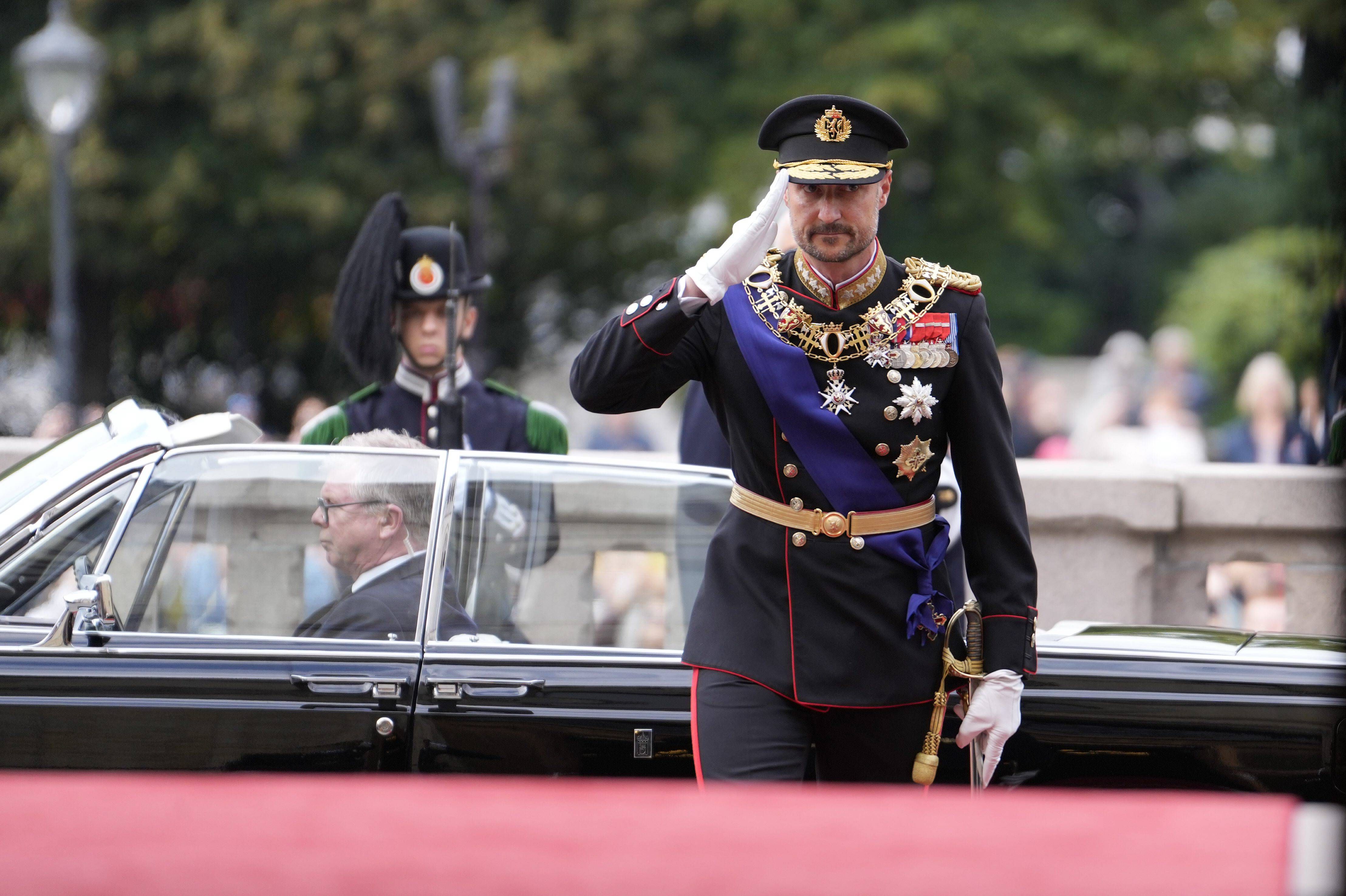 El rey Haakon VIII a su llegada al Parlamento para jurar como nuevo rey