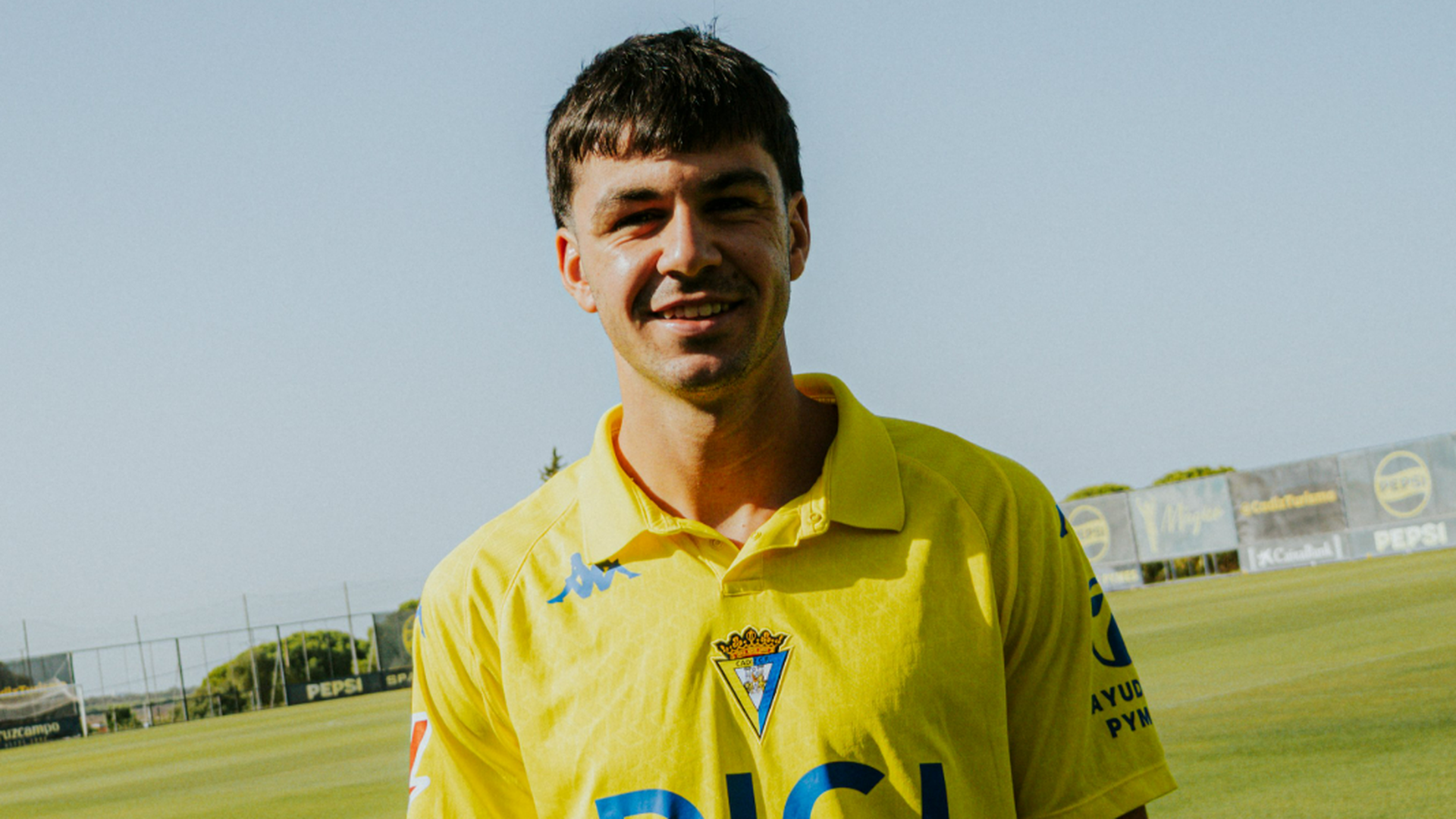 Gonzalo Petit posa con la camiseta de su nuevo equipo Gonzalo Petit posa con la camiseta de su nuevo equipo