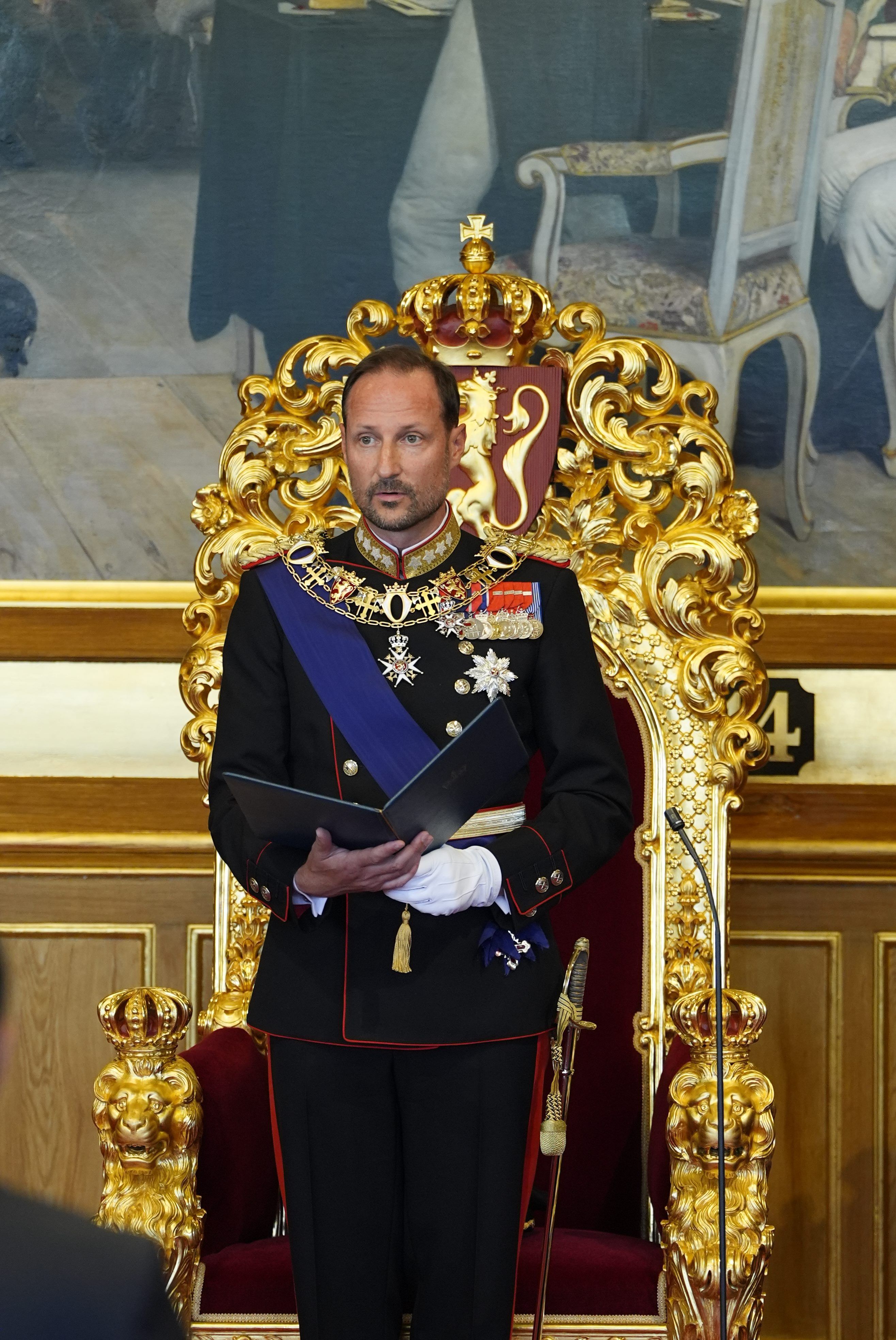 Haakon VIII de Noruega durante su lectura del juramento