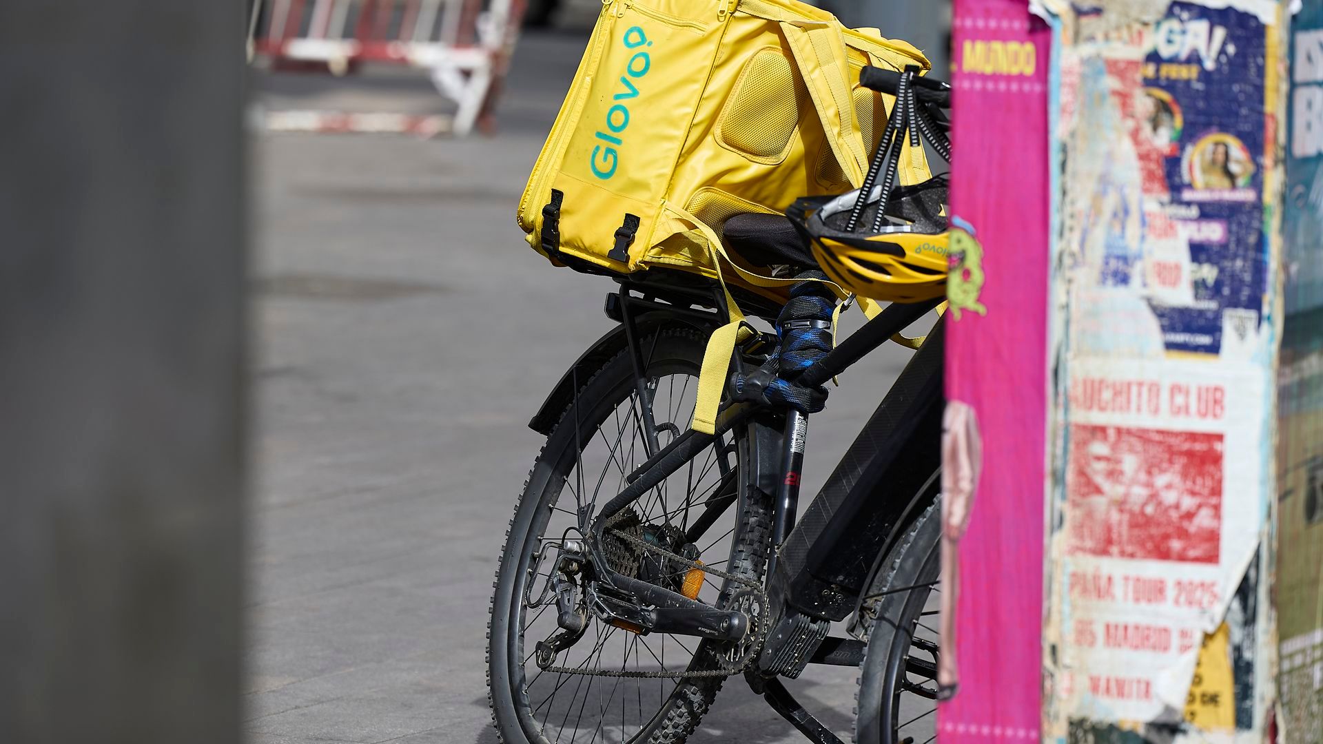 Imagen de archivo de un repartidor de Glovo en bicicleta Imagen de archivo de un repartidor de Glovo en bicicleta