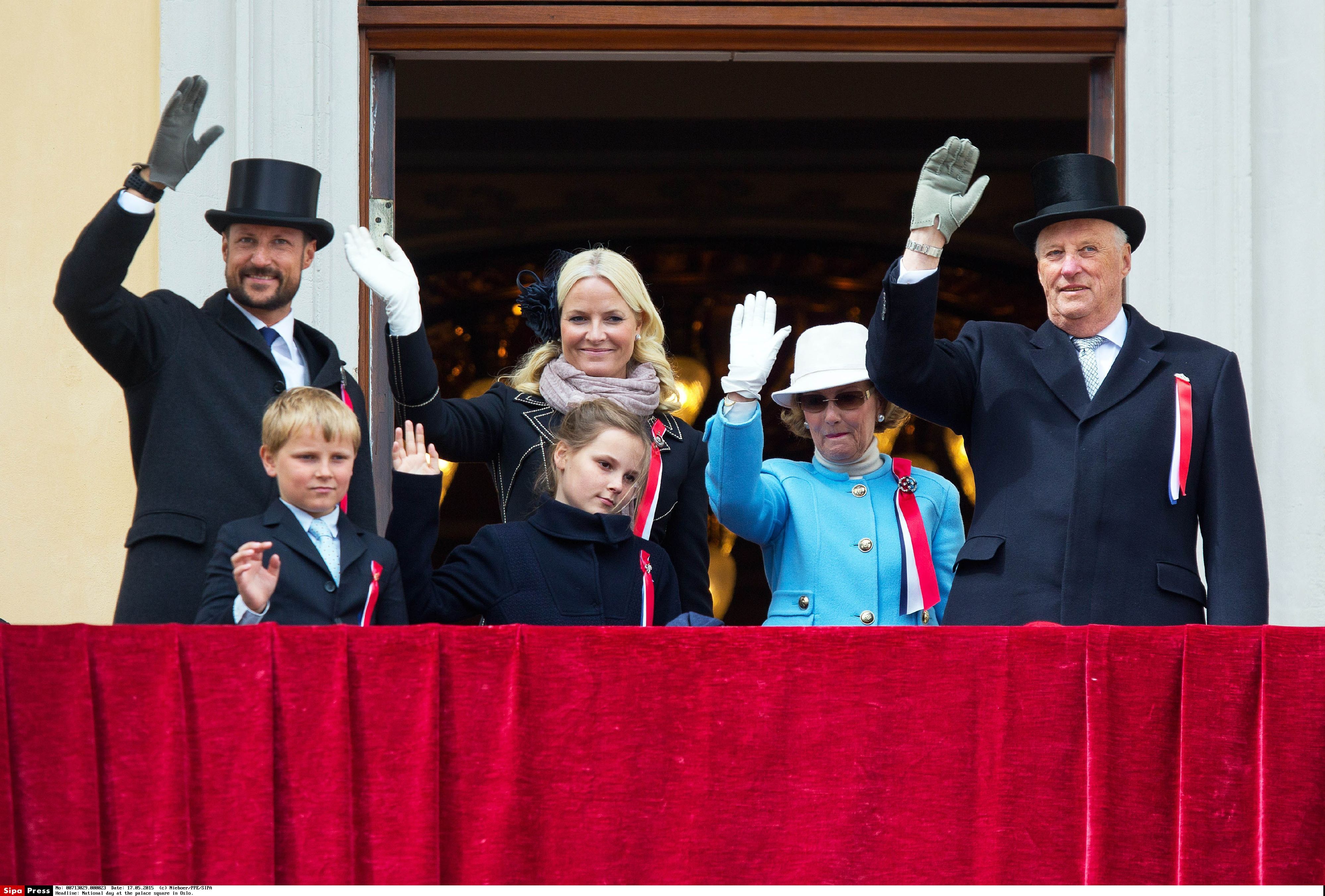 Ingrid Alexandra en 2015, junto a su hermano menor, Sverre Magnus, sus padres y sus abuelos Harald y Sonia