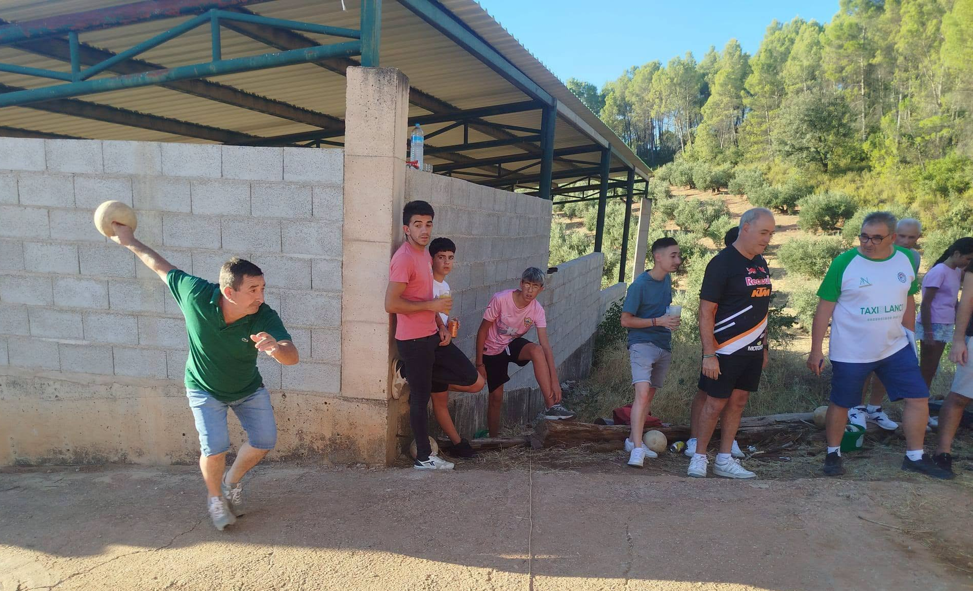 Jugador lanzando la bola hacia los mingos