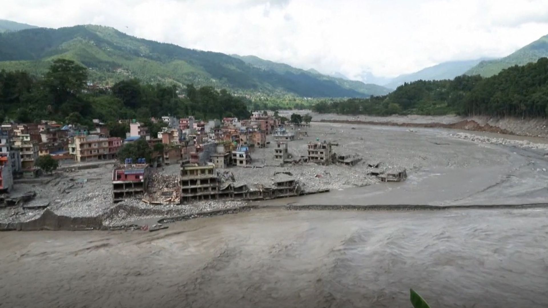 La angustiosa llamada de una madre alertando de la riada de Nepal, el gesto que salvó la vida a más de 1.500 niños de un colegio