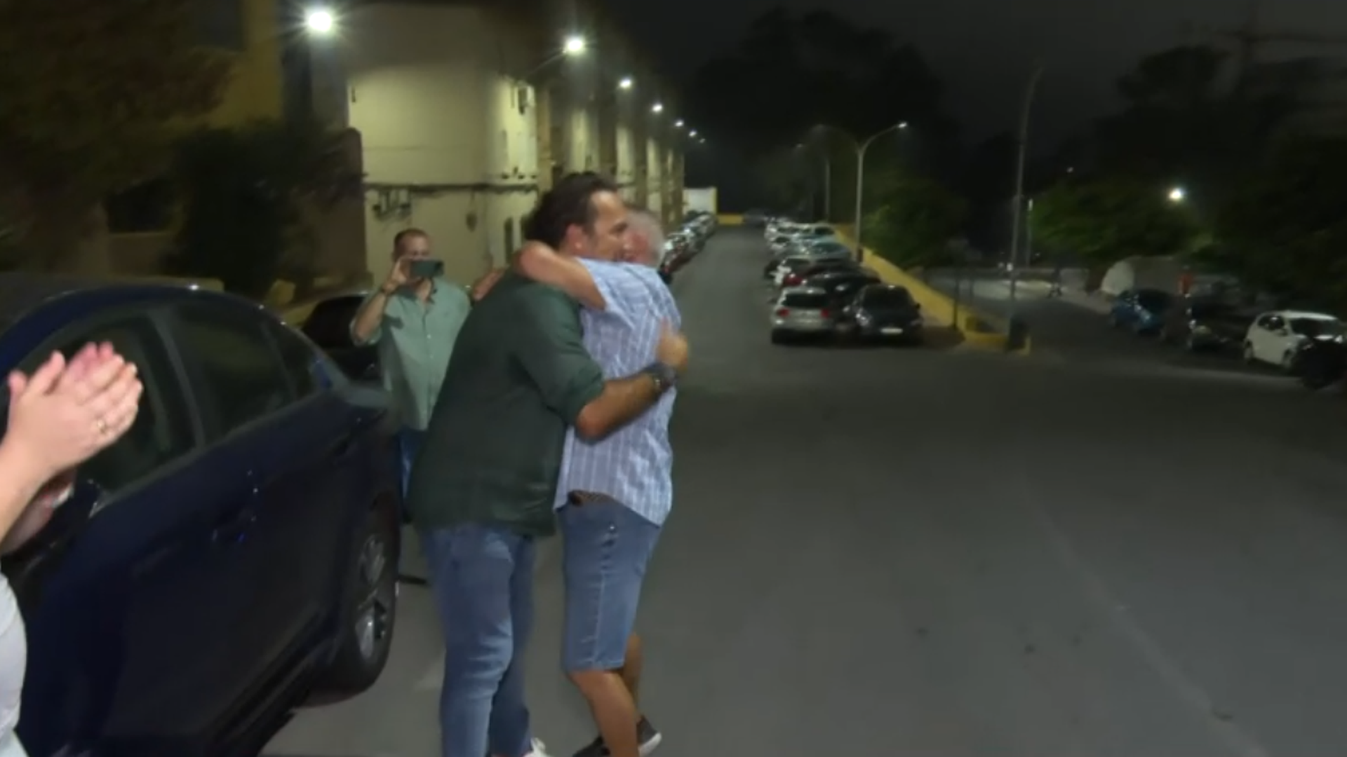 La euforia incontenida de un vecino de Ceuta al encontrarse con Iker Jiménez en plenas protestas: "¡Aquí, aquí!"