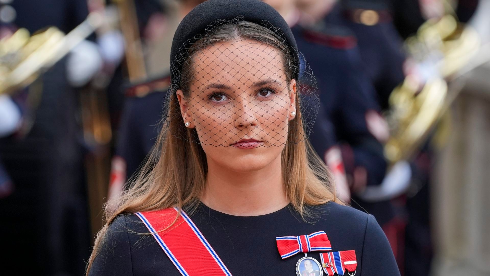 La princesa heredera de Noruega durante el juramento de su padre como nuevo rey La princesa heredera de Noruega durante el juramento de su padre como nuevo rey