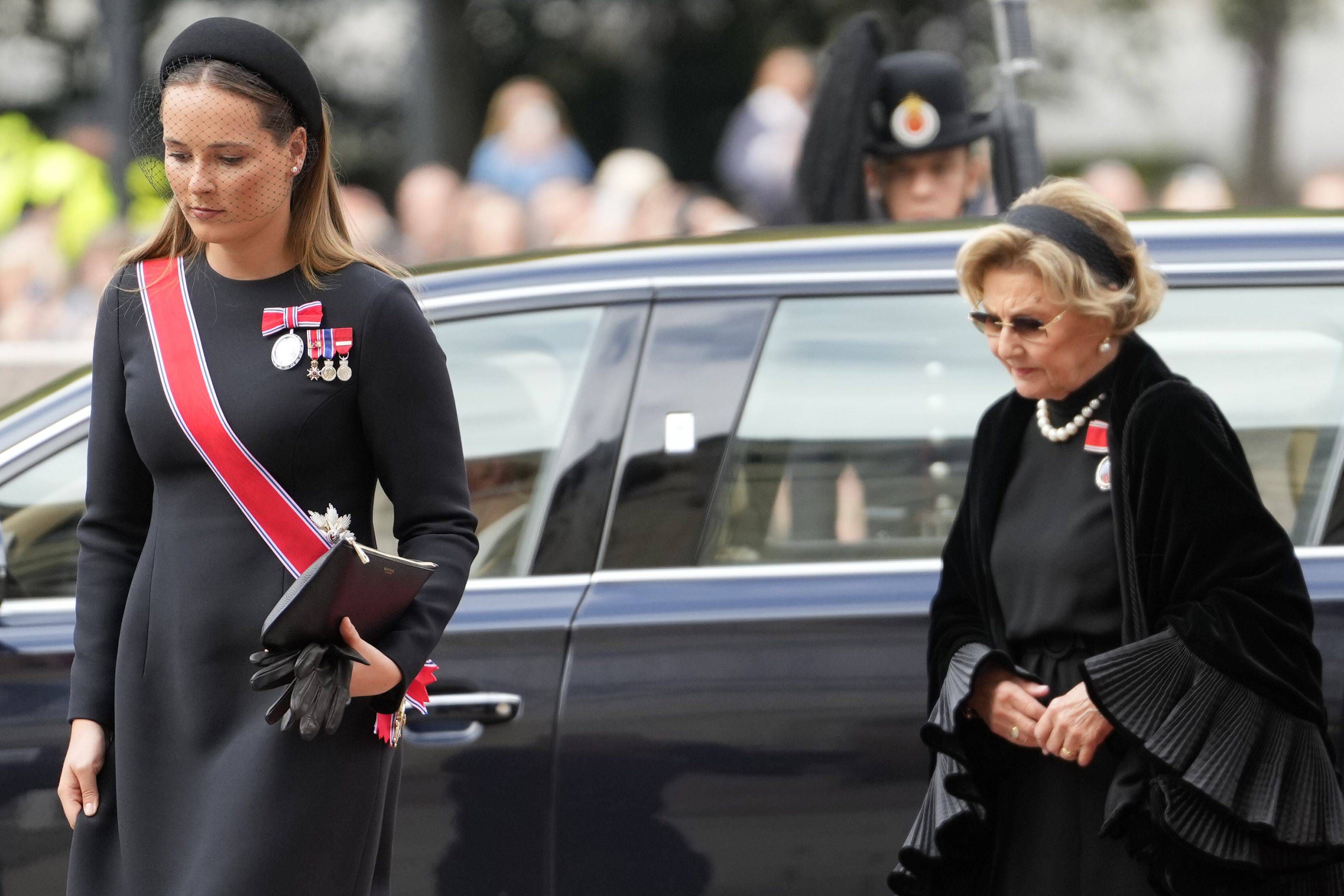 La princesa heredera Ingrid de Noruega saliendo del coche oficial junto a su abuela, la reina Sonia,