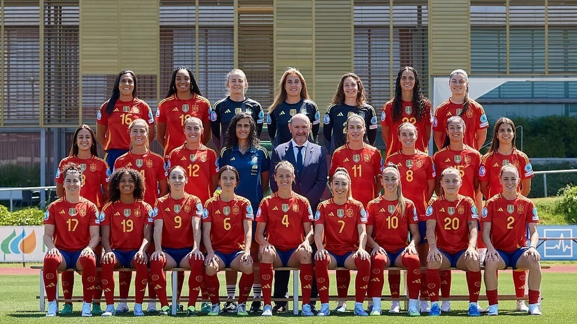 Las jugadoras de la seleccióin femenina durante la foto oficial previa a la Eurocopa de 2025 Las jugadoras de la seleccióin femenina durante la foto oficial previa a la Eurocopa de 2025