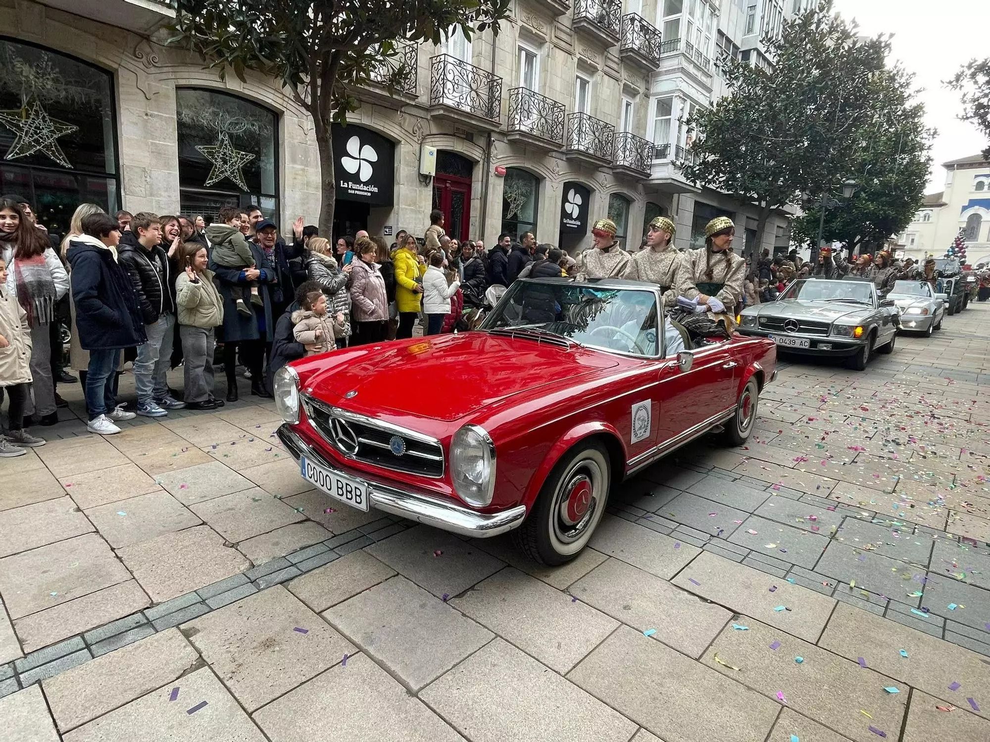 Los Reyes Magos subidos al Mercedes Benz 230 SL con matrícula 0000 BBB