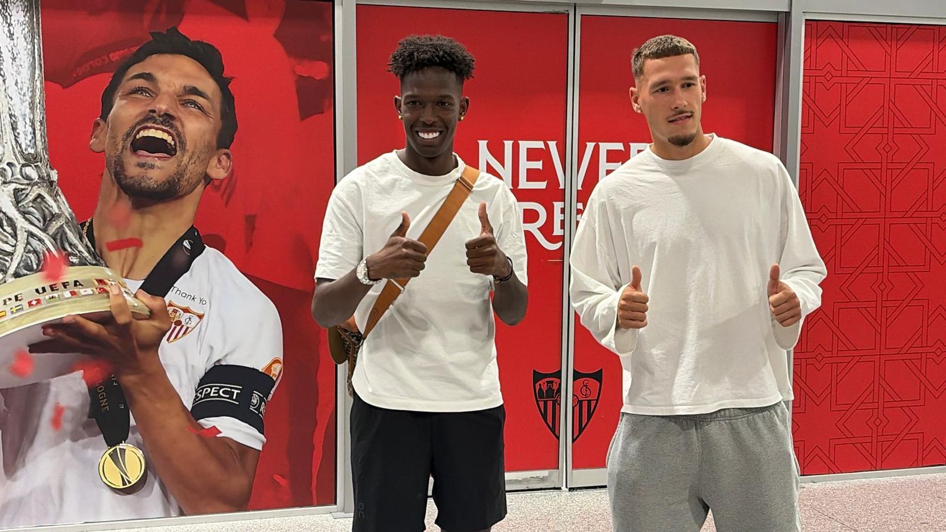 Lucas Stassin y Félix Correia, a su llegada al Aeropuerto de Sevilla