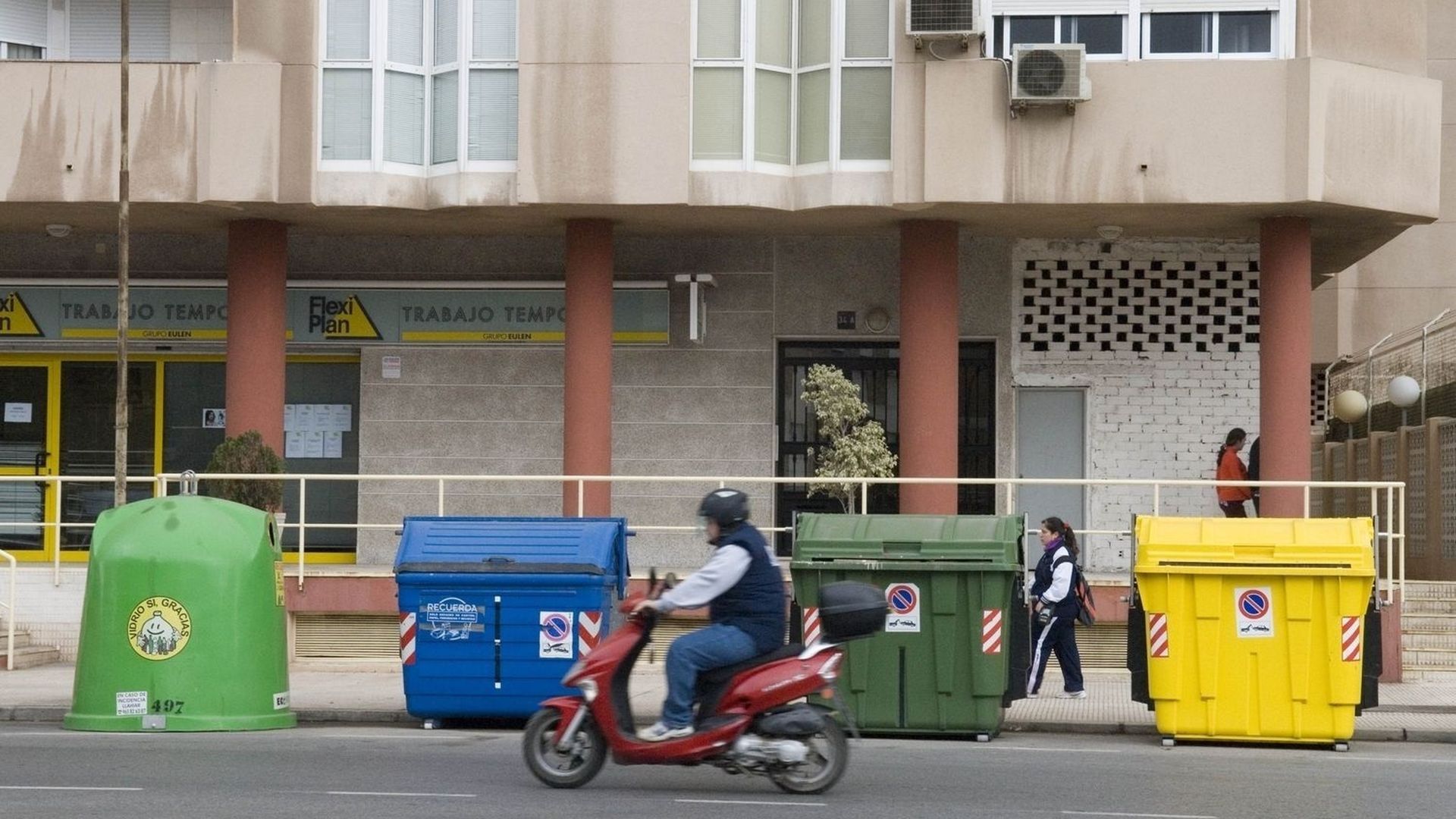 Muere un joven tras quedar aplastado en un camión de basura en Cartagena Muere un joven tras quedar aplastado en un camión de basura en Cartagena