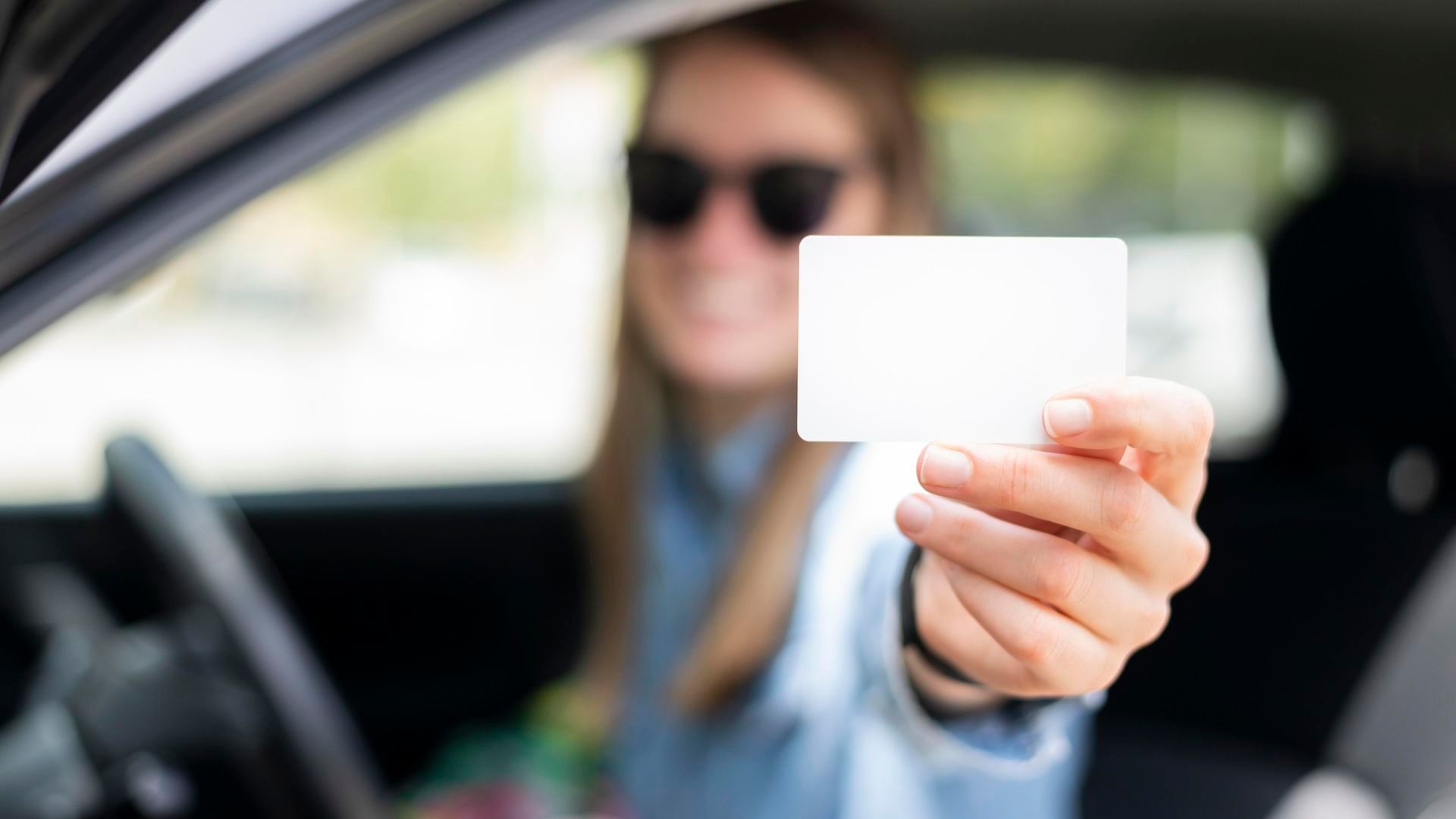 Mujer con su carné de conducir