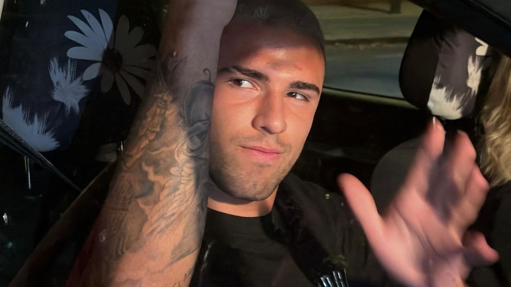 Pablo García acude con su madre a la Ciudad Deportiva del Betis a recoger sus cosas