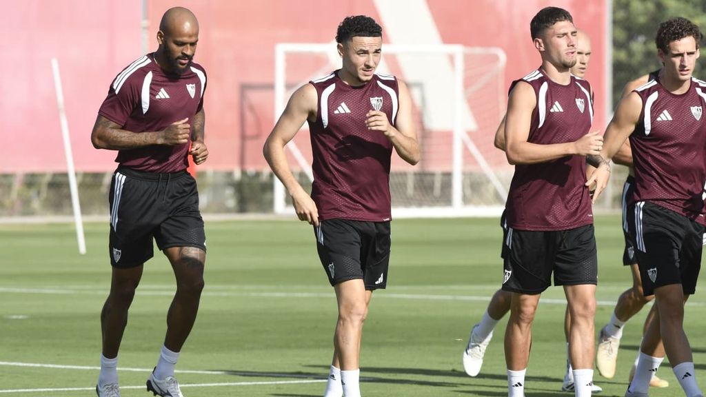 Entrenamiento del Sevilla con Rubén Vargas en el 'deadline day'
