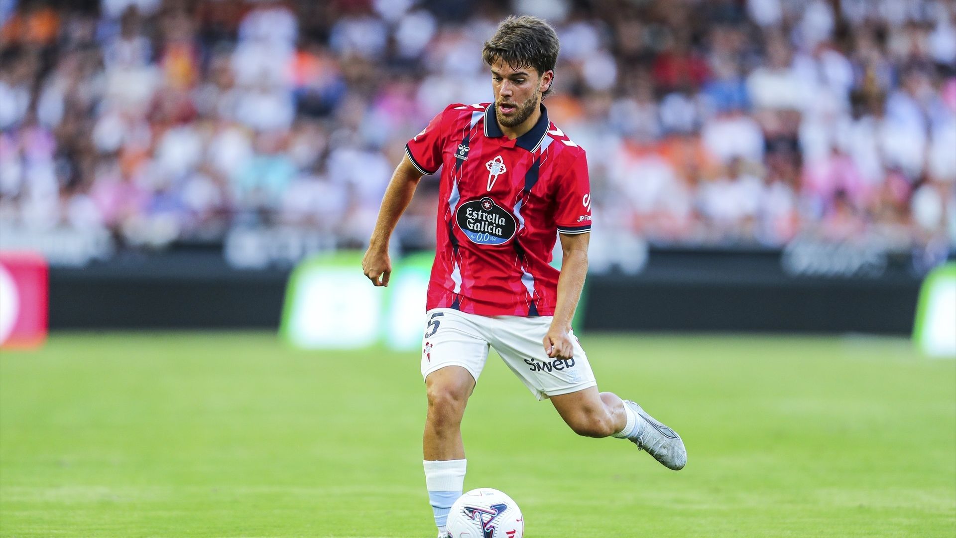 Sergio Carreira durante el Valencia - Celta de la jornada 2