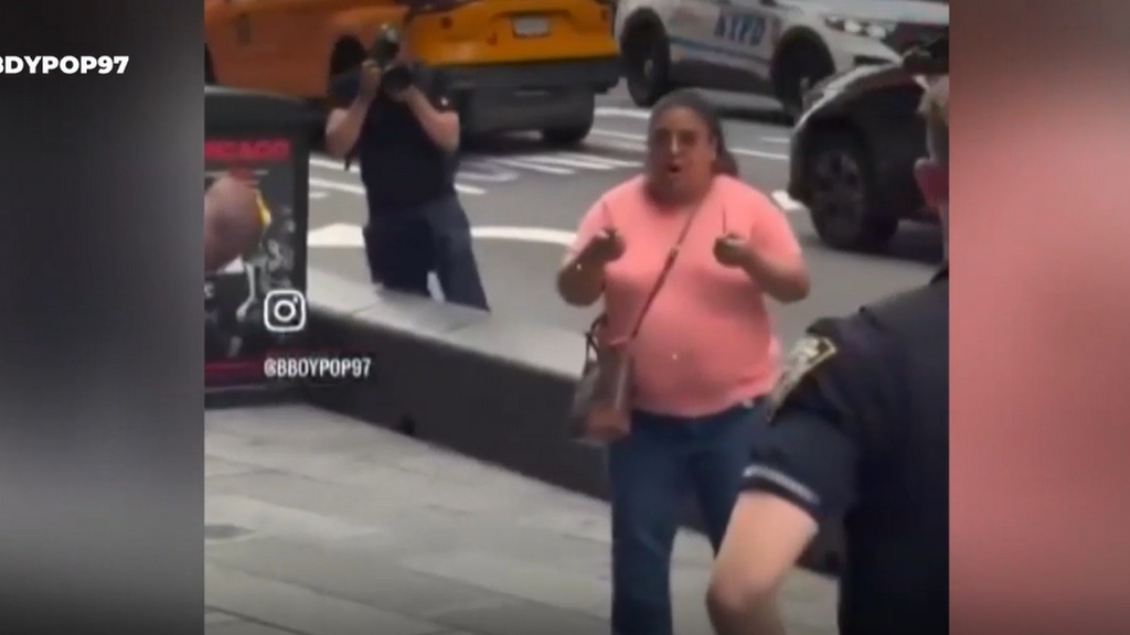 Una mujer muere abatida tras apuñalar a dos personas, una de ellas ha fallecido, en pleno Times Square de Nueva York, EEUU