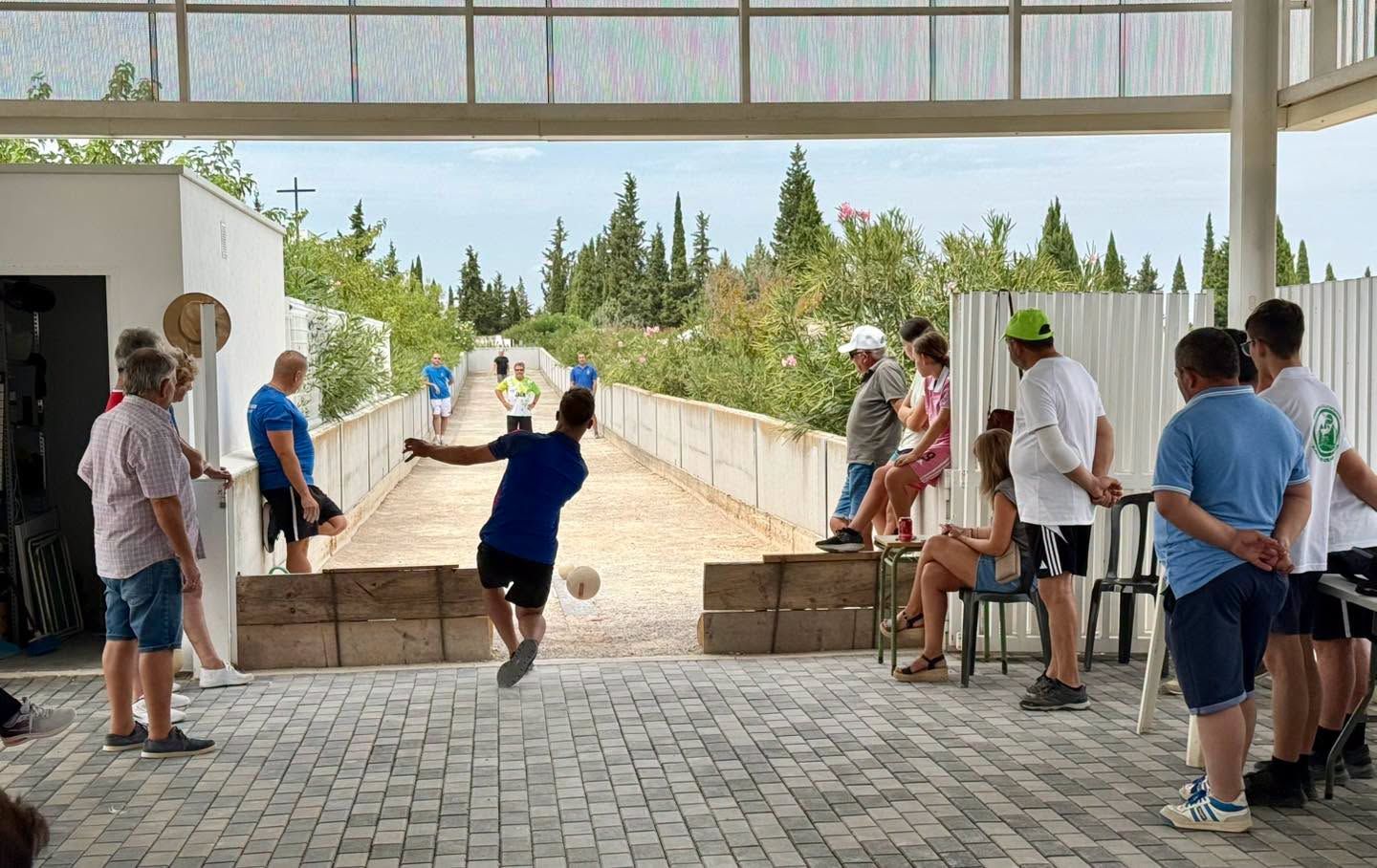 Vecinos jugando a los bolos serranos en un concurso