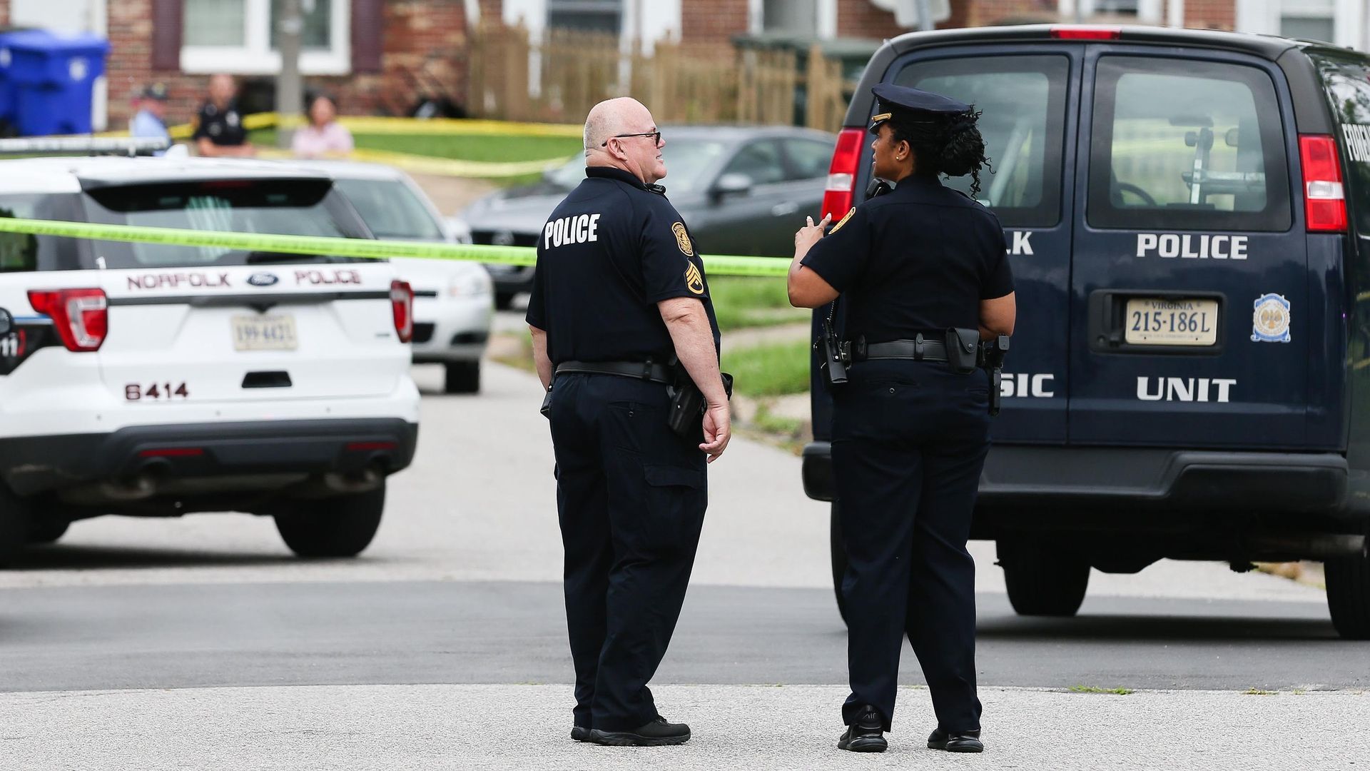 Agentes de Policia tras un tiroteo mortal en Norfolk en 2021. Agentes de Policia tras un tiroteo mortal en Norfolk en 2021.