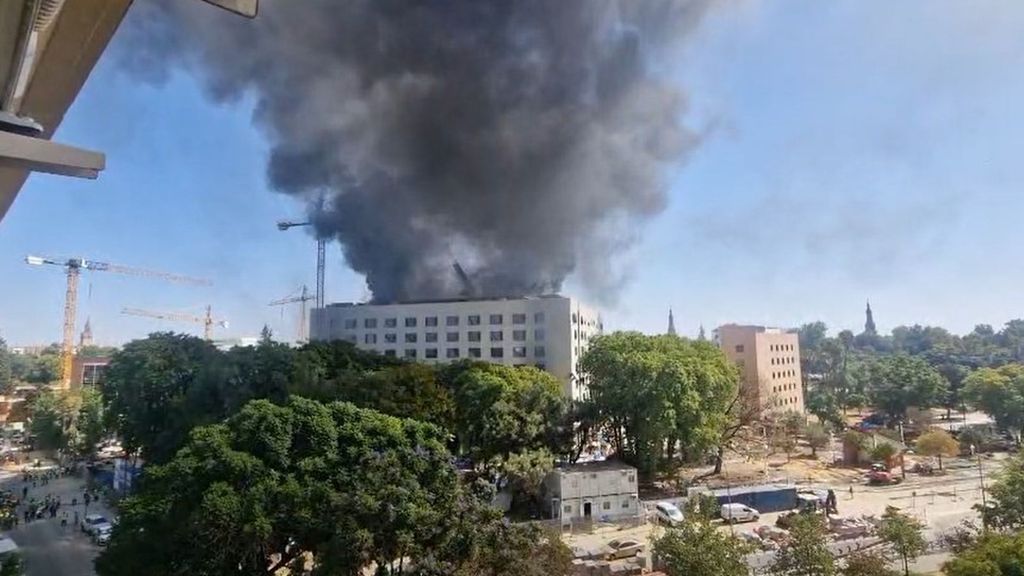 Se incendia un edificio en obras en Sevilla: Emergencias pide a la población que use mascarilla y que cierren puertas y ventanas
