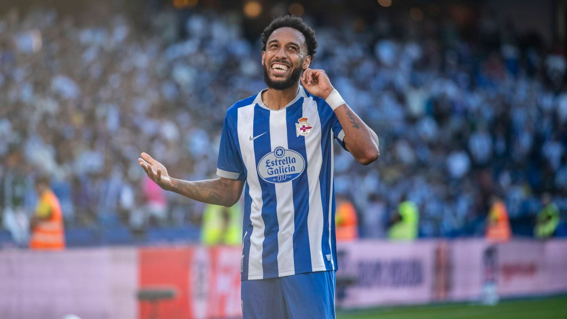 Aubameyang celebra uno de sus goles en Riazor