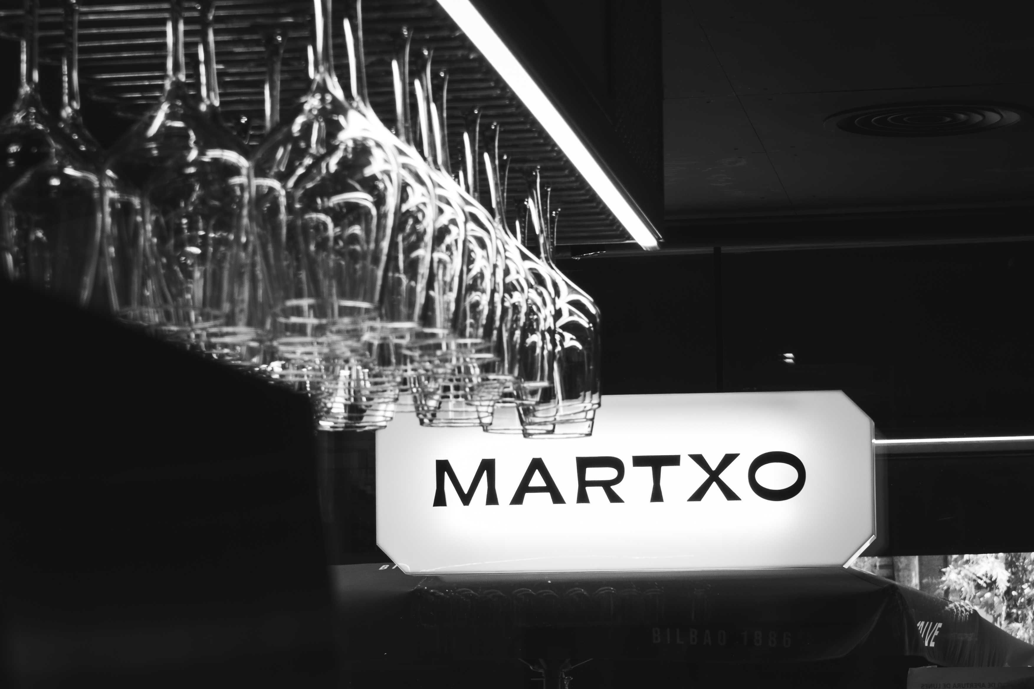 Cartel de MARTXO en uno de sus locales.