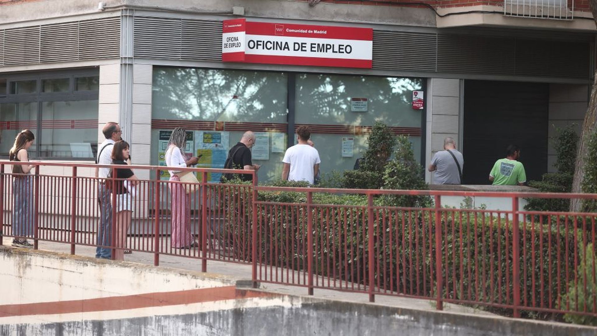Colas en una Oficina de Empleo en Madrid