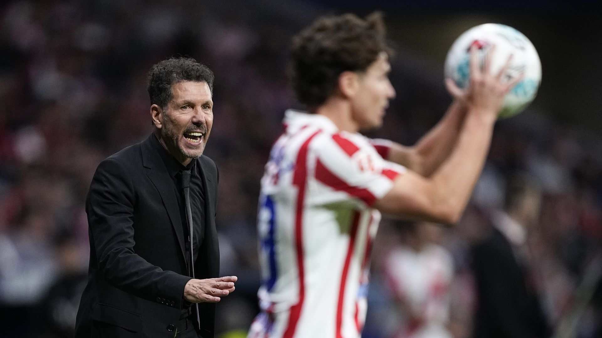 Diego Pablo Simeone y Julián Álvarez durante un partido